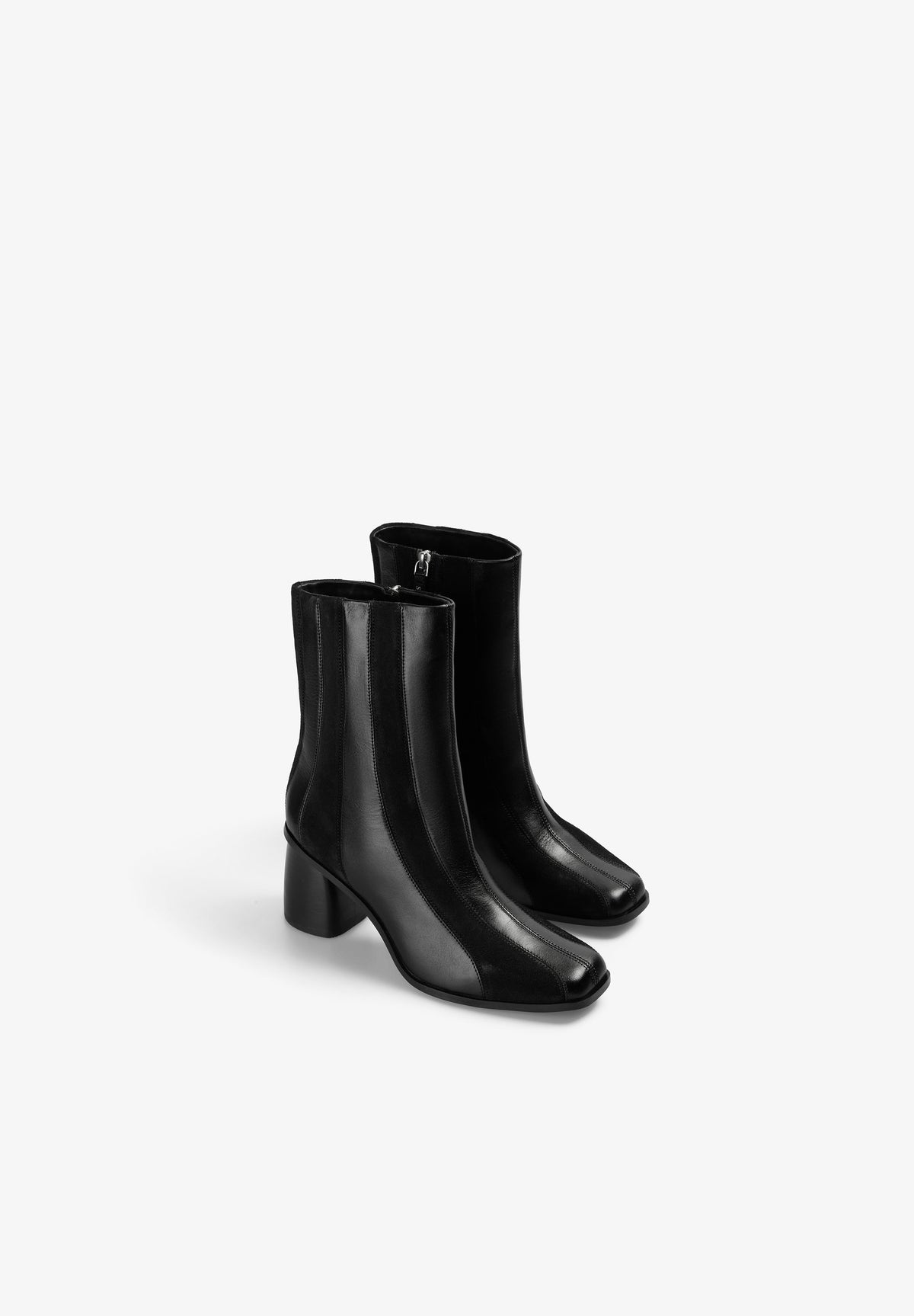 BOTAS DE TACÃO ÀS RISCAS