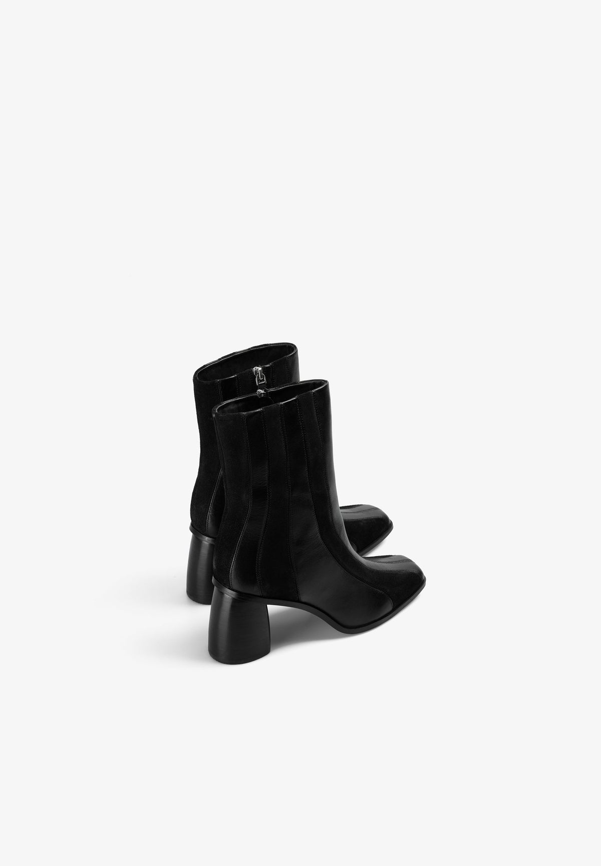 BOTAS DE TACÃO ÀS RISCAS