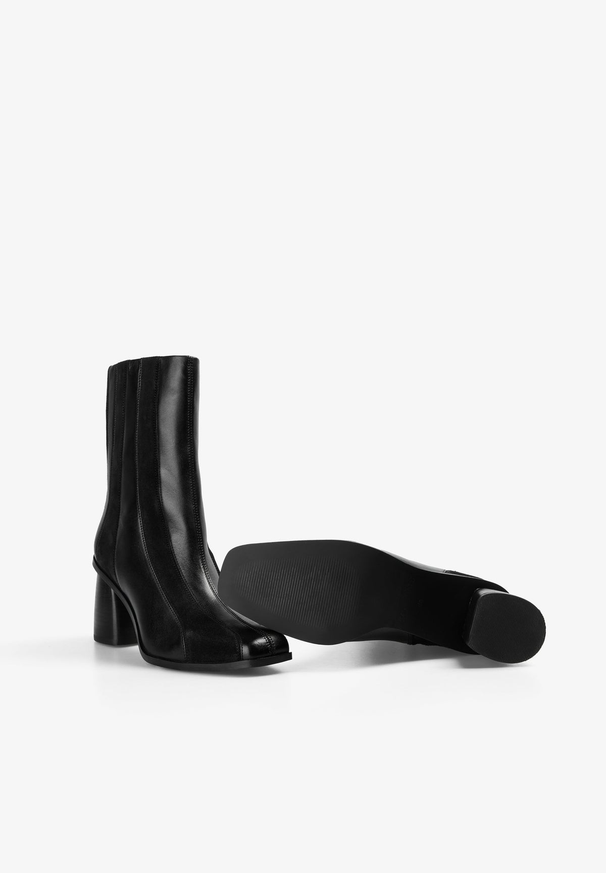 BOTAS DE TACÃO ÀS RISCAS