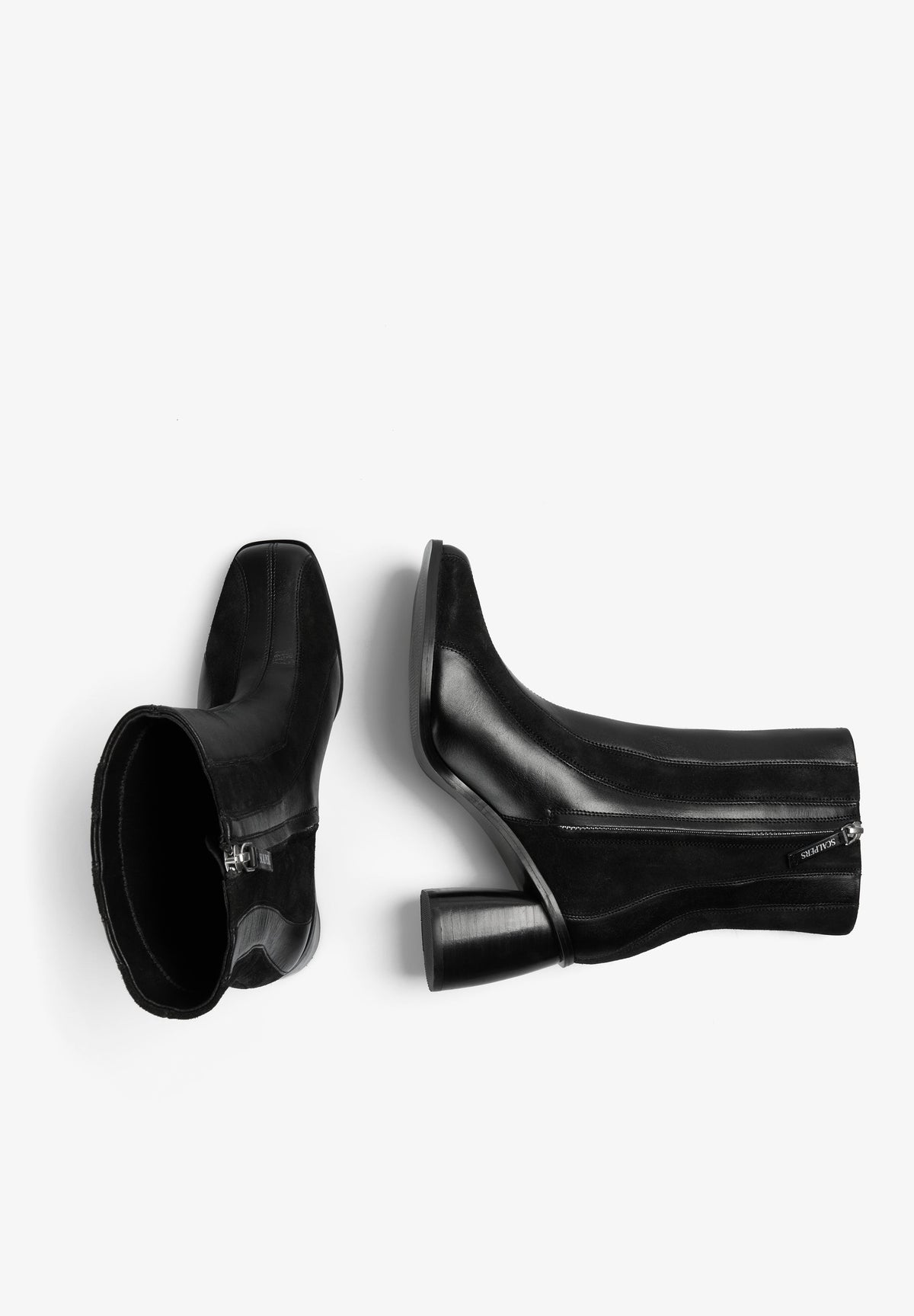 BOTAS DE TACÃO ÀS RISCAS