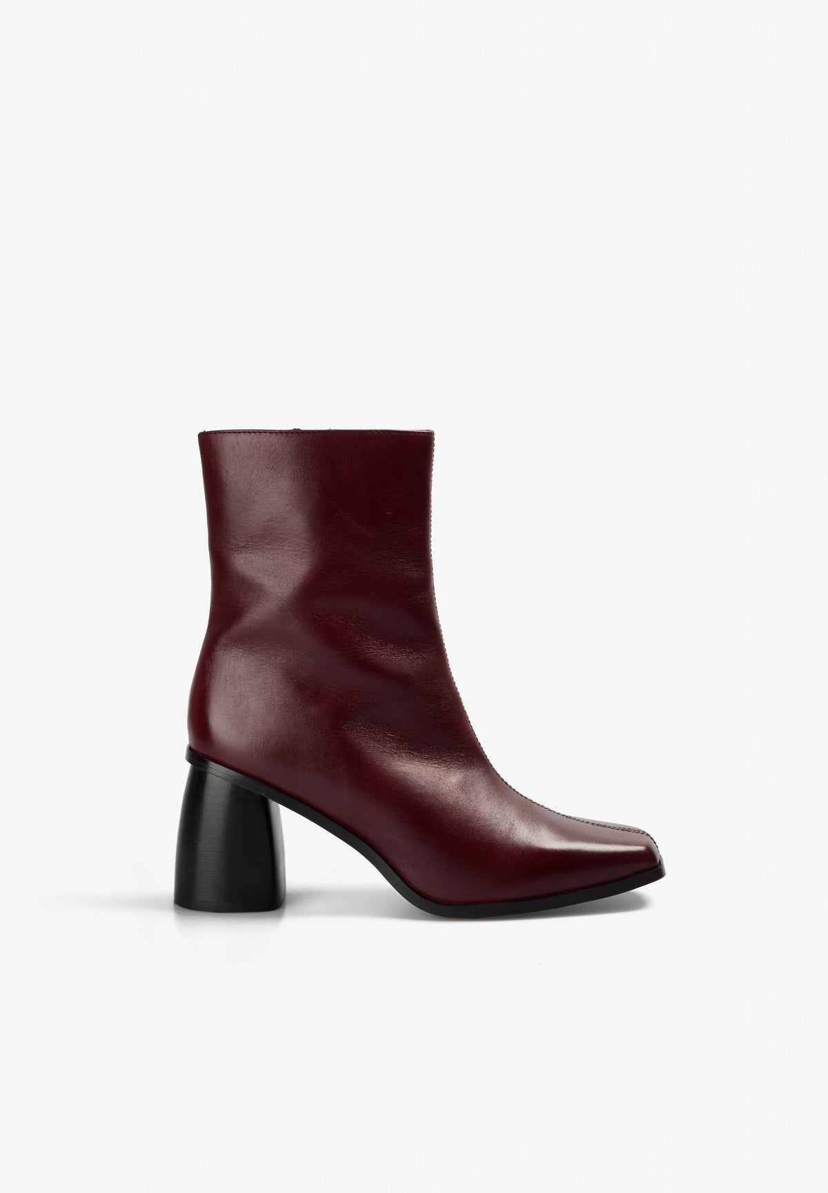 BOTAS COM TACÃO EM CONTRASTE