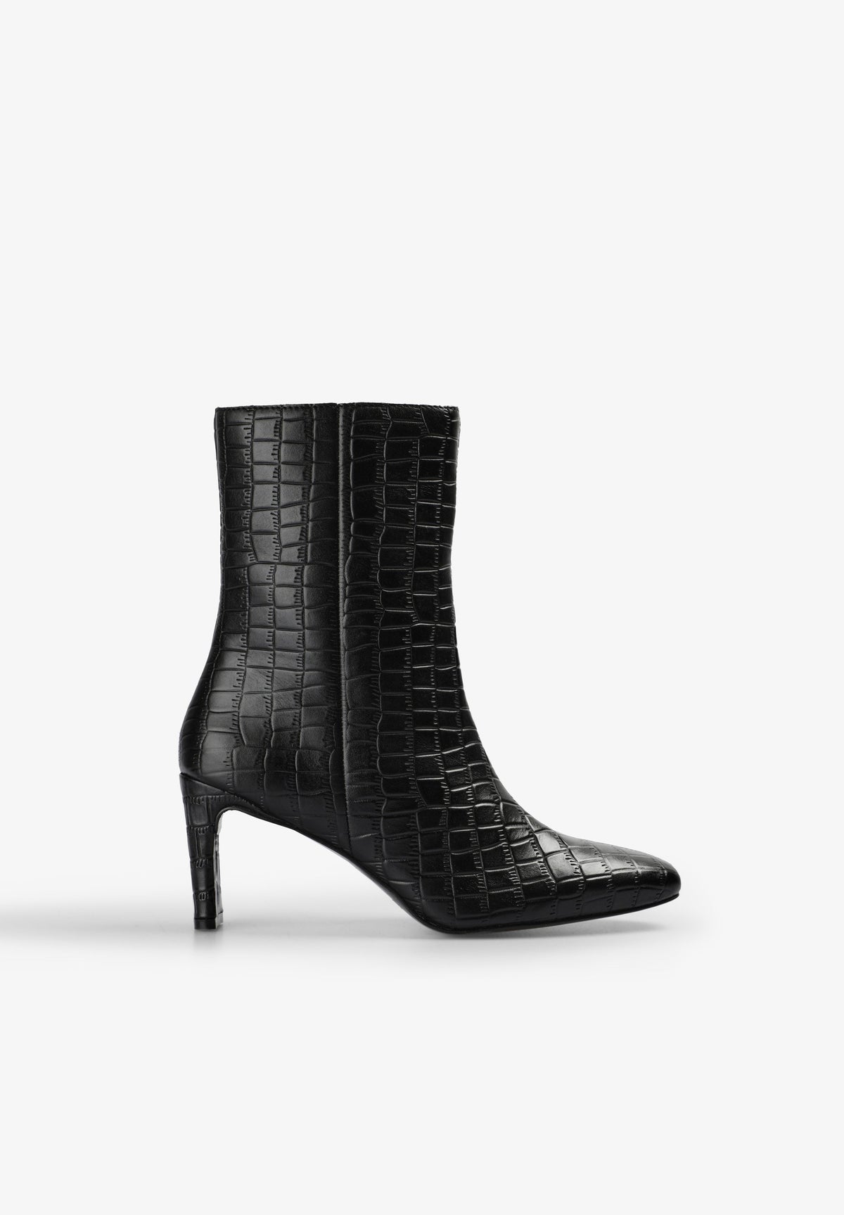 BOTAS DE TACÃO EM PELE