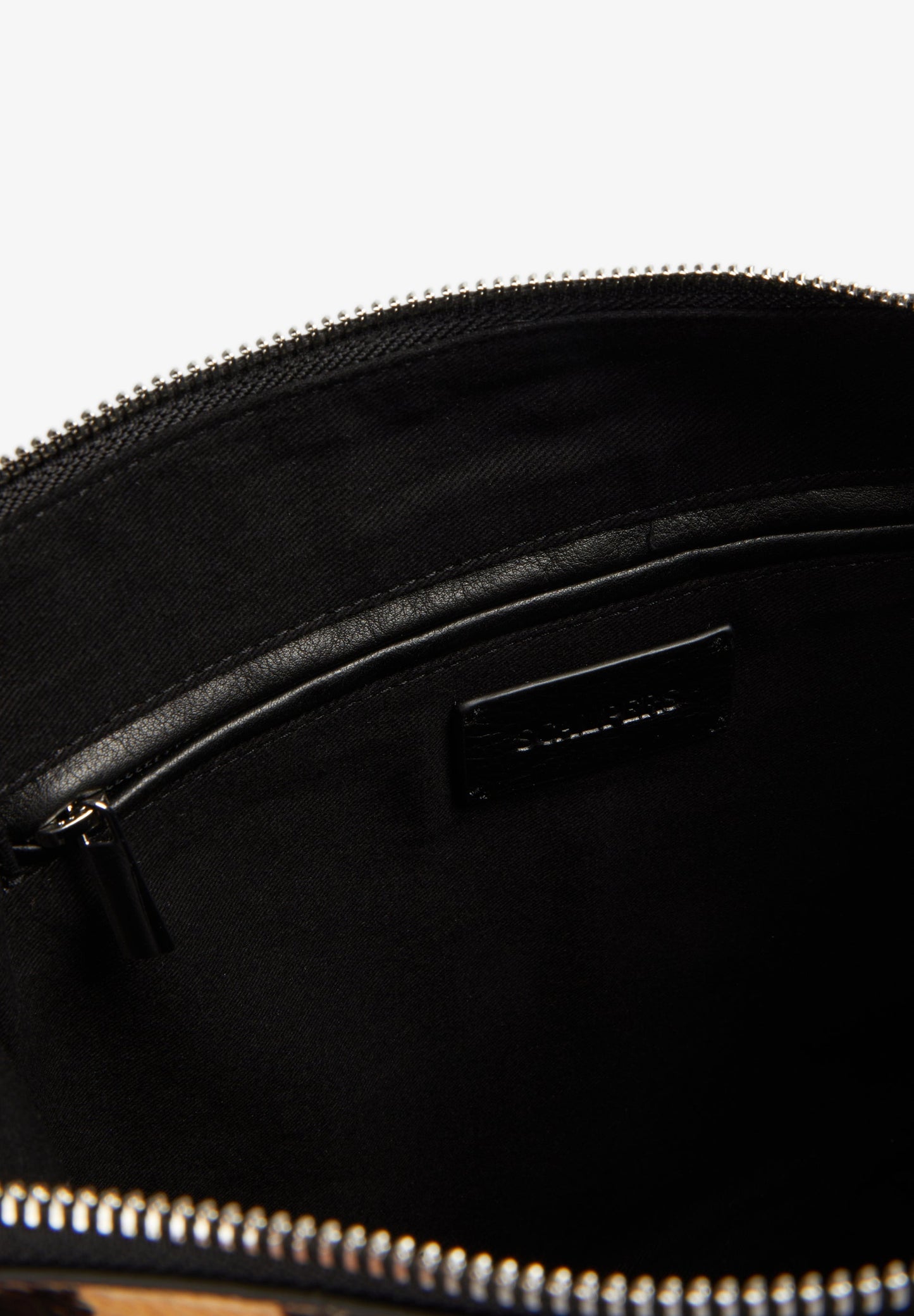 BOLSA DE OMBRO EM PELE COM PORMENOR NA ALÇA