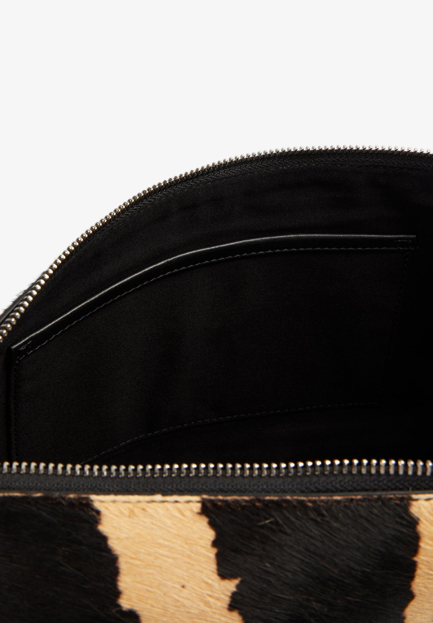 BOLSA DE OMBRO EM PELE COM PORMENOR NA ALÇA