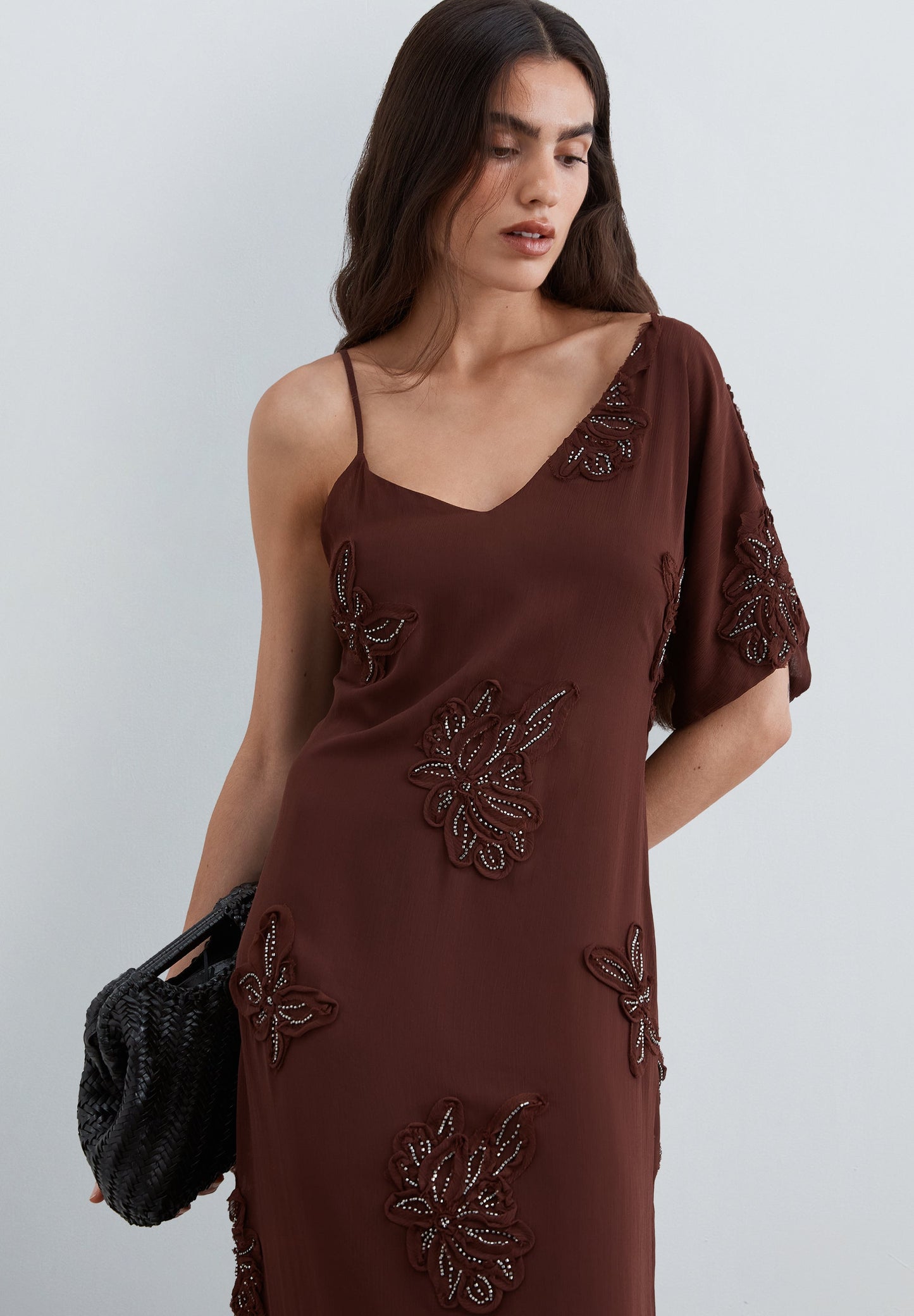 VESTIDO ASSIMÉTRICO BORDADO COM MISSANGAS