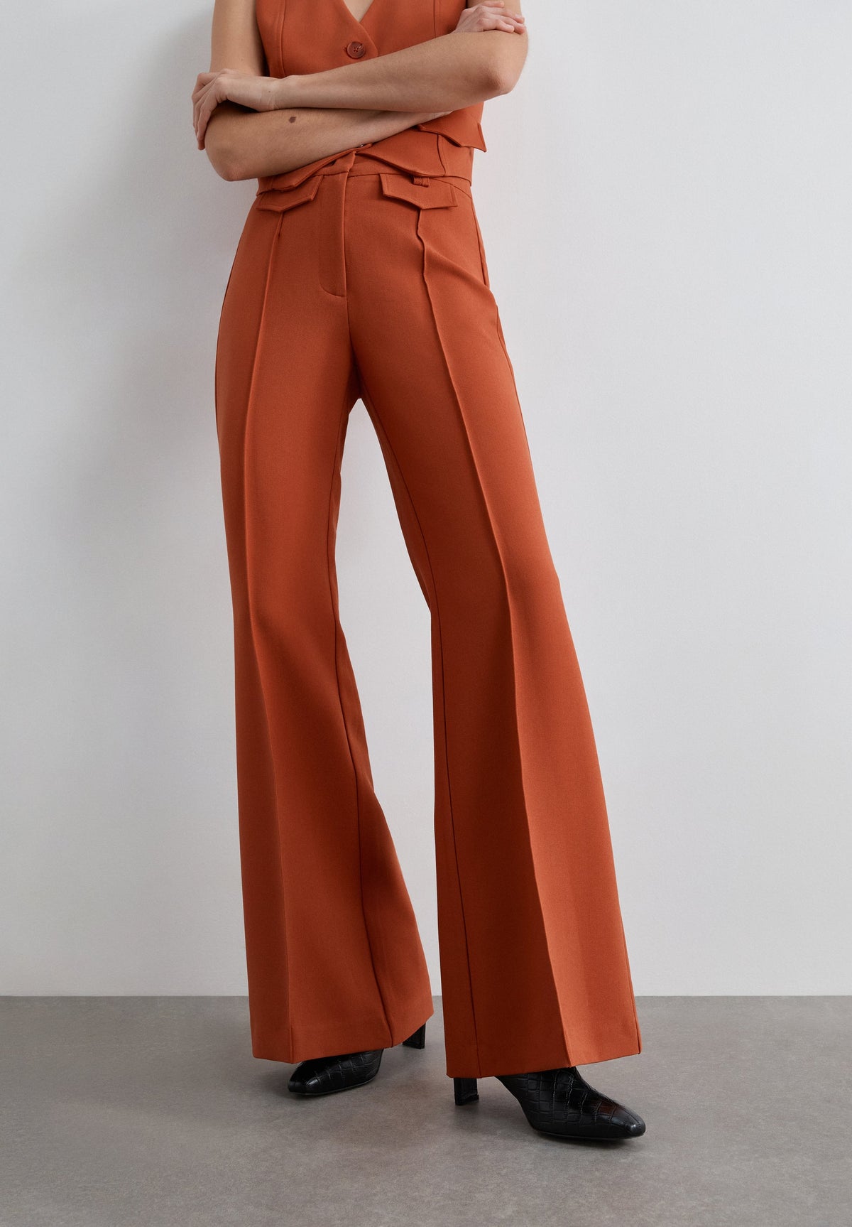 CALÇAS BOOTCUT COM PINÇAS