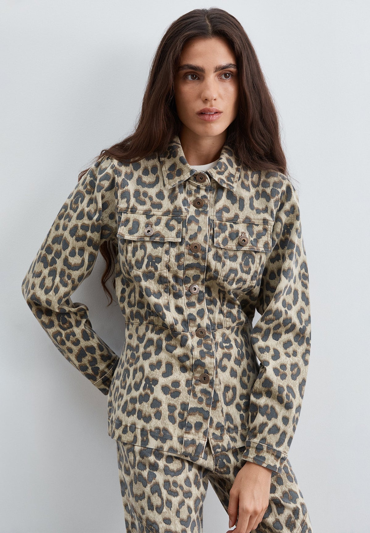 CAMISA DENIM COM ESTAMPADO ANIMAL