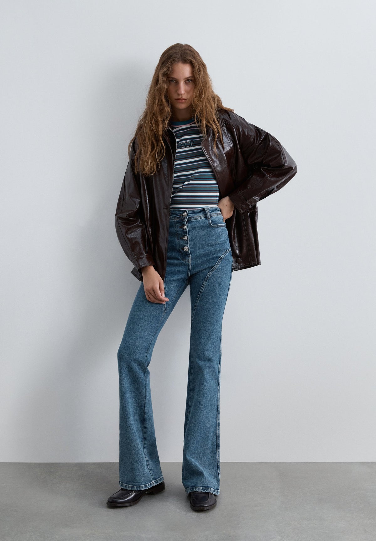 JEANS BOOTCUT E CINTURA SUBIDA