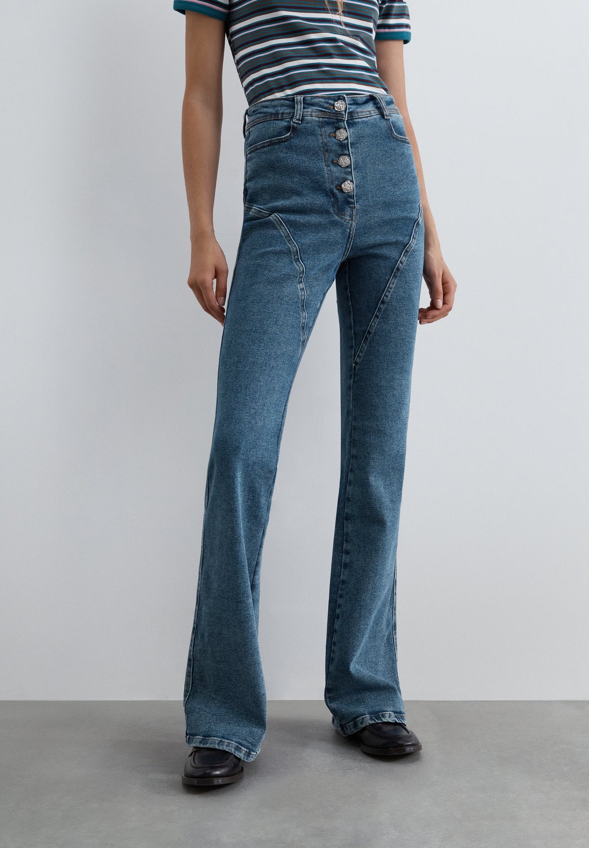 JEANS BOOTCUT E CINTURA SUBIDA