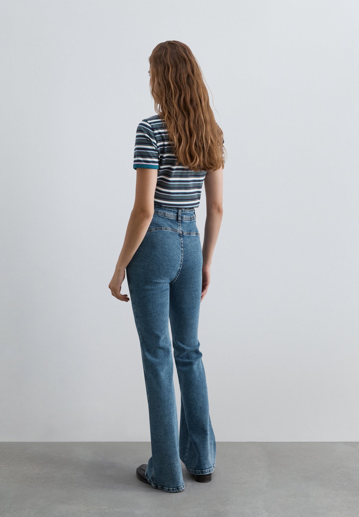 JEANS BOOTCUT E CINTURA SUBIDA