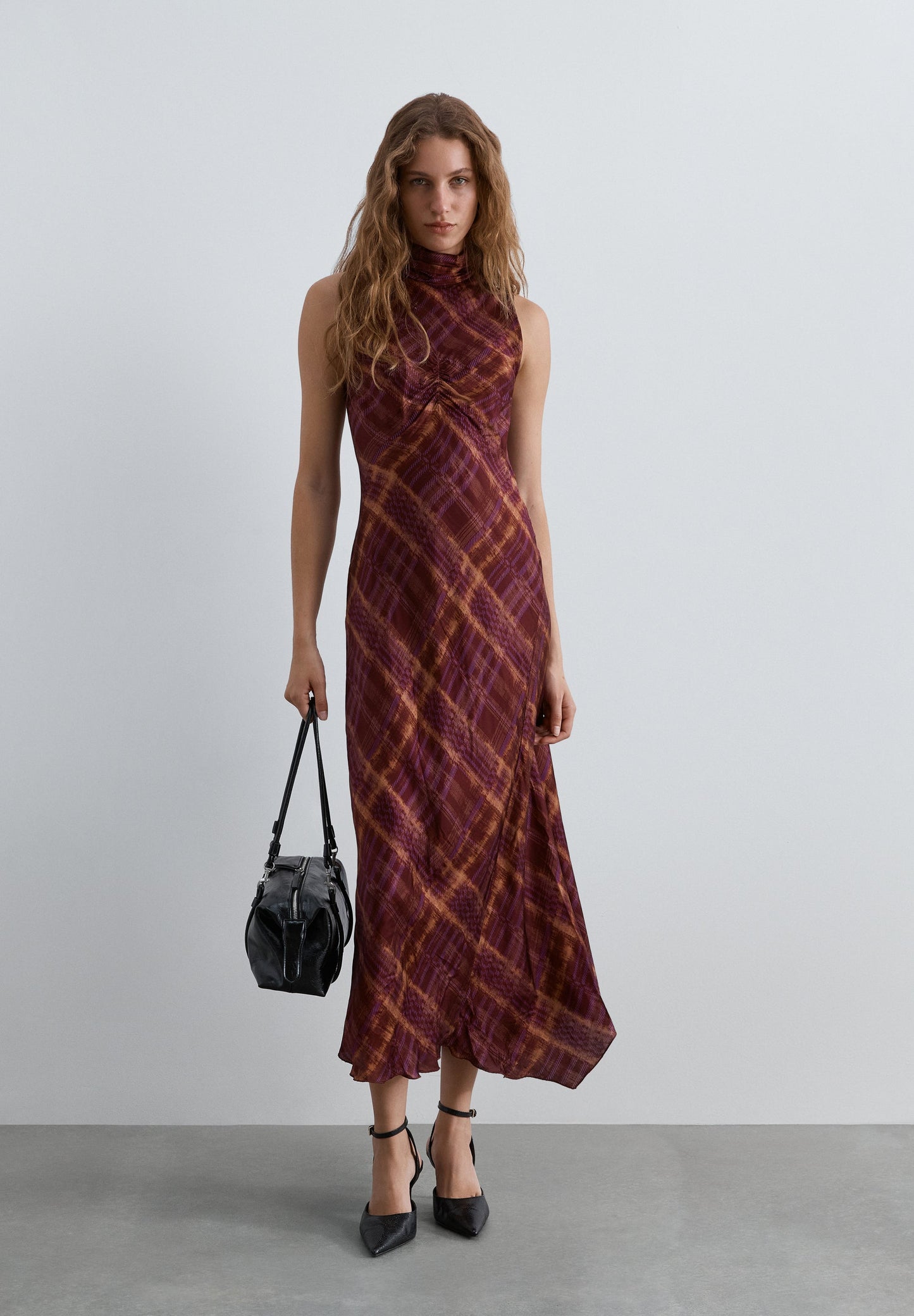VESTIDO DE GOLA HALTER COM PADRÃO