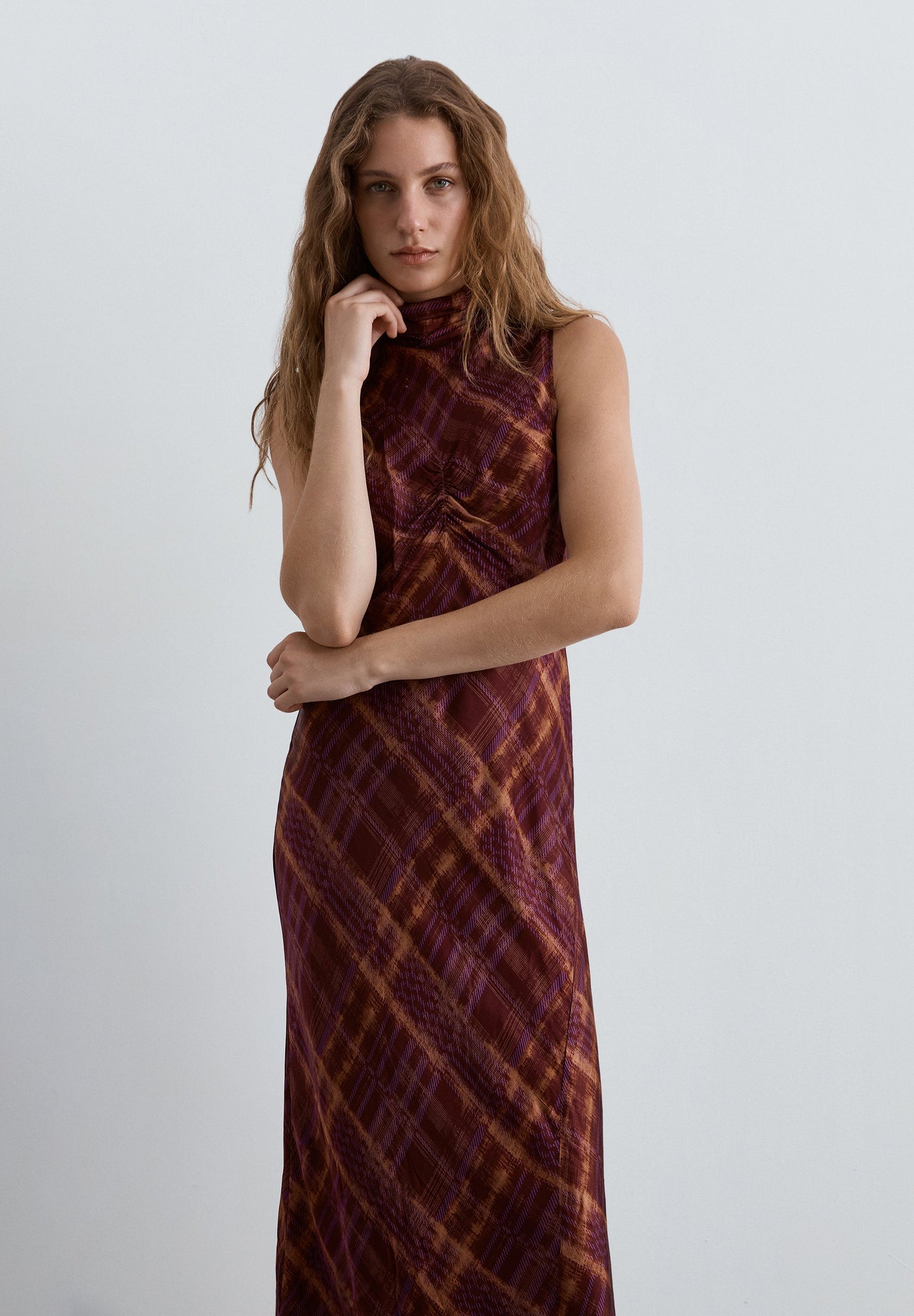 VESTIDO DE GOLA HALTER COM PADRÃO