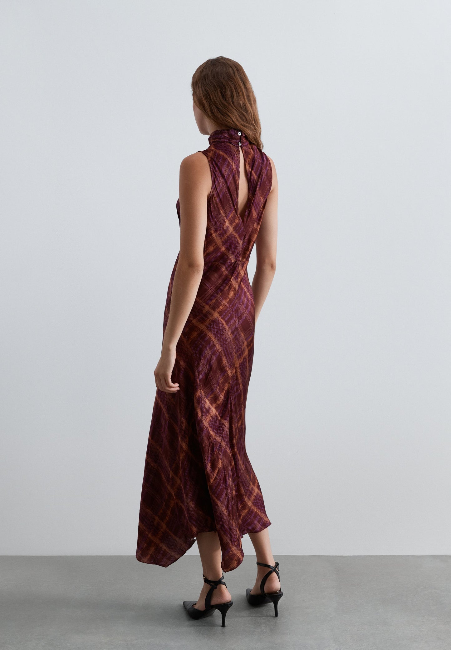 VESTIDO DE GOLA HALTER COM PADRÃO