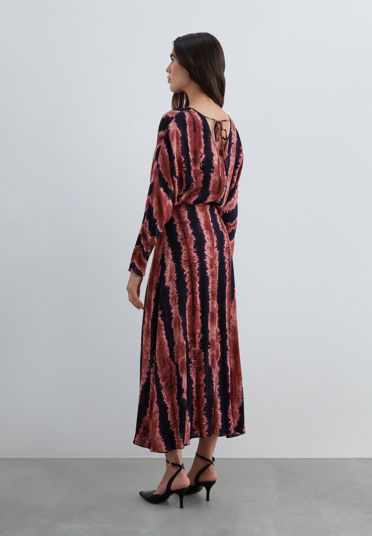 VESTIDO MIDI COM ESTAMPADO TIE-DYE