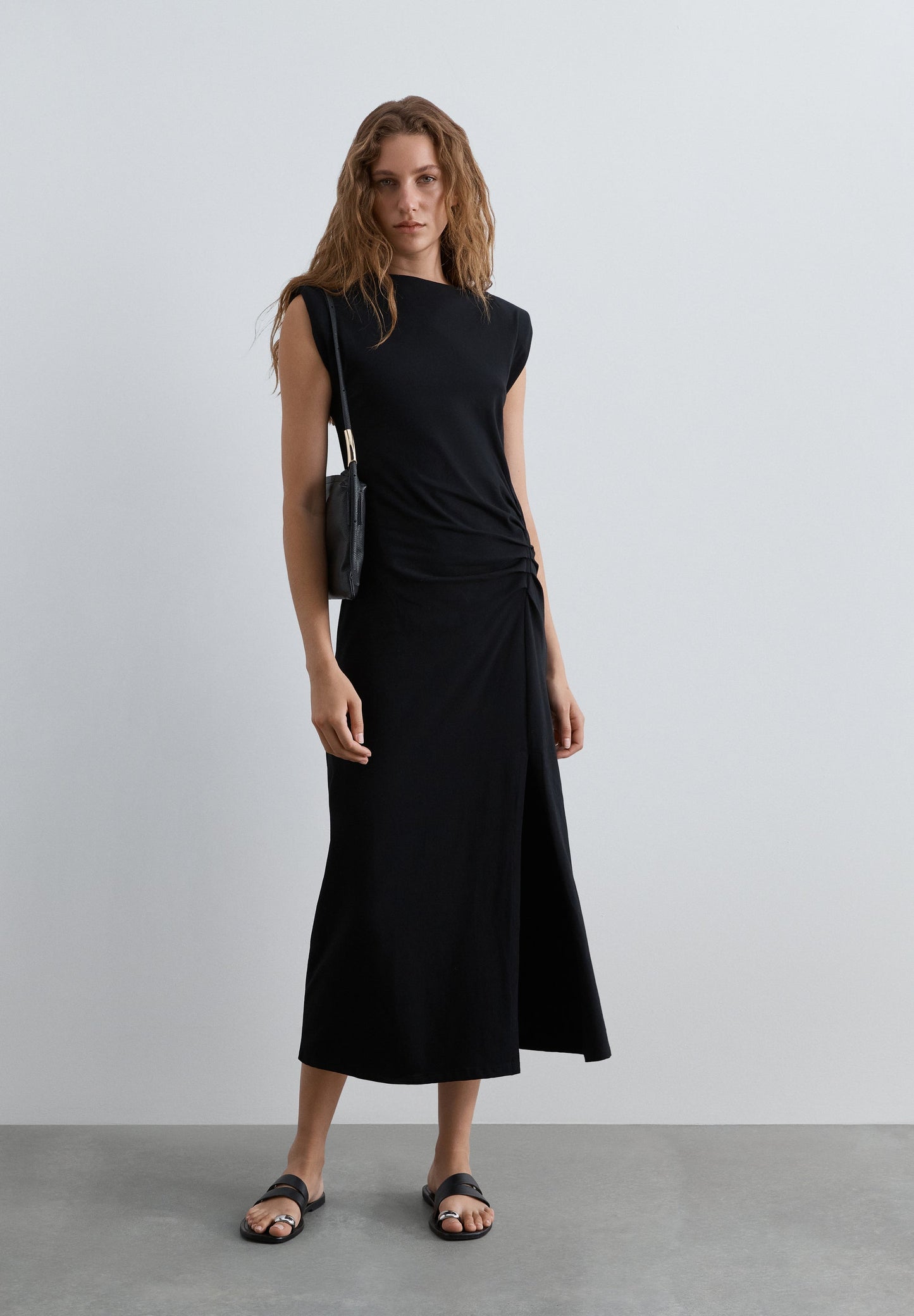 VESTIDO MIDI COM DRAPEADO LATERAL