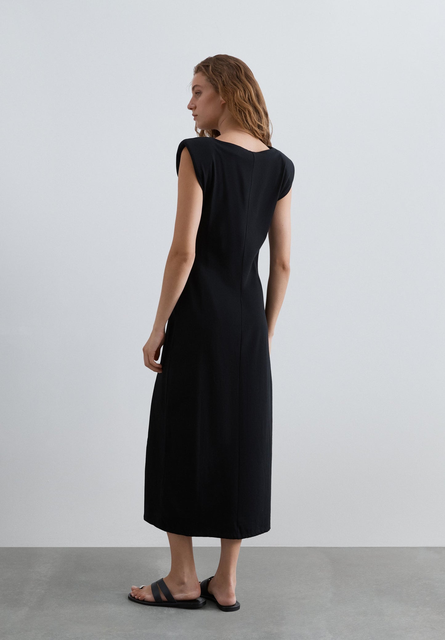 VESTIDO MIDI COM DRAPEADO LATERAL