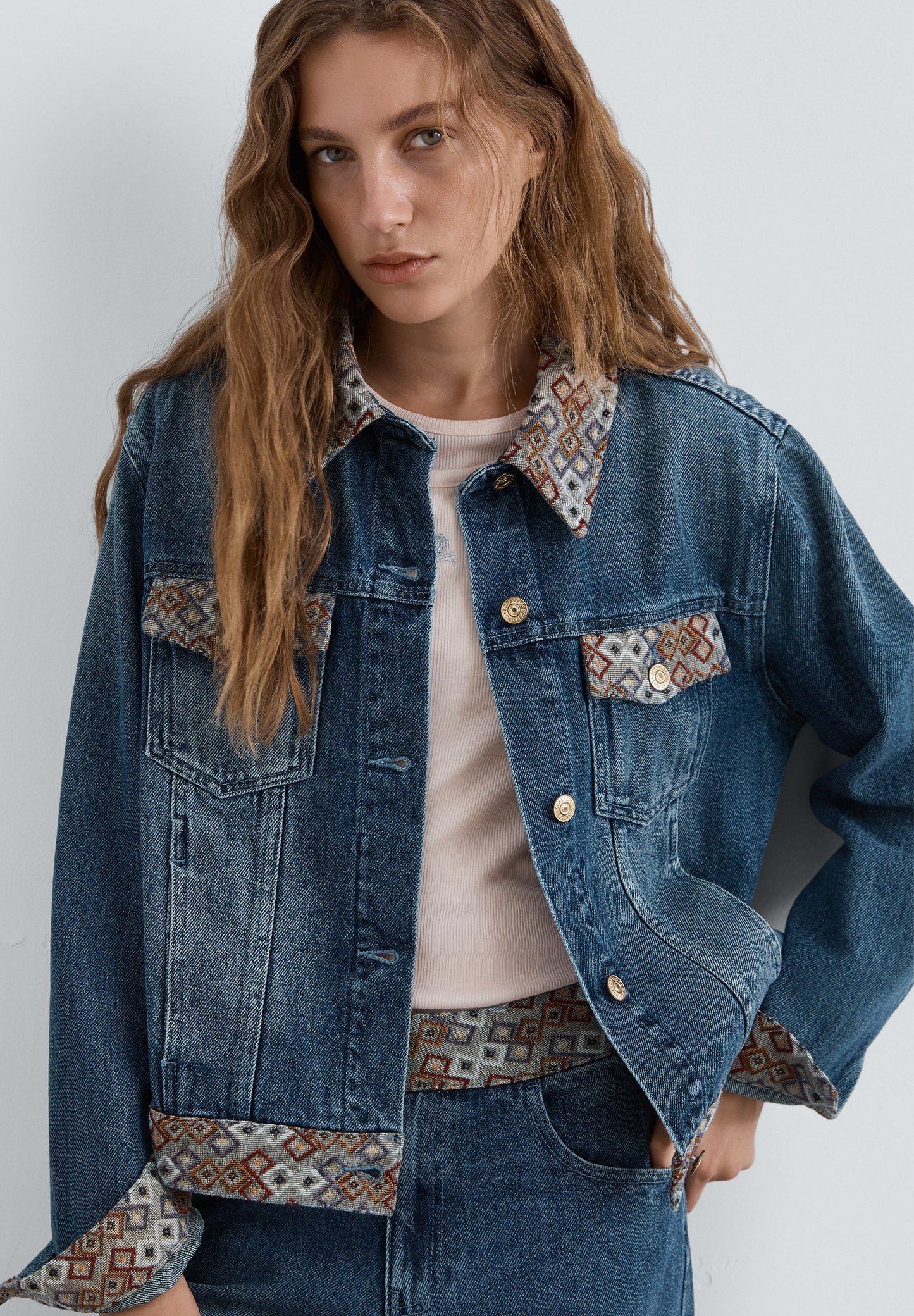 CARDIGAN DENIM COM PADRÃO ÉTNICO