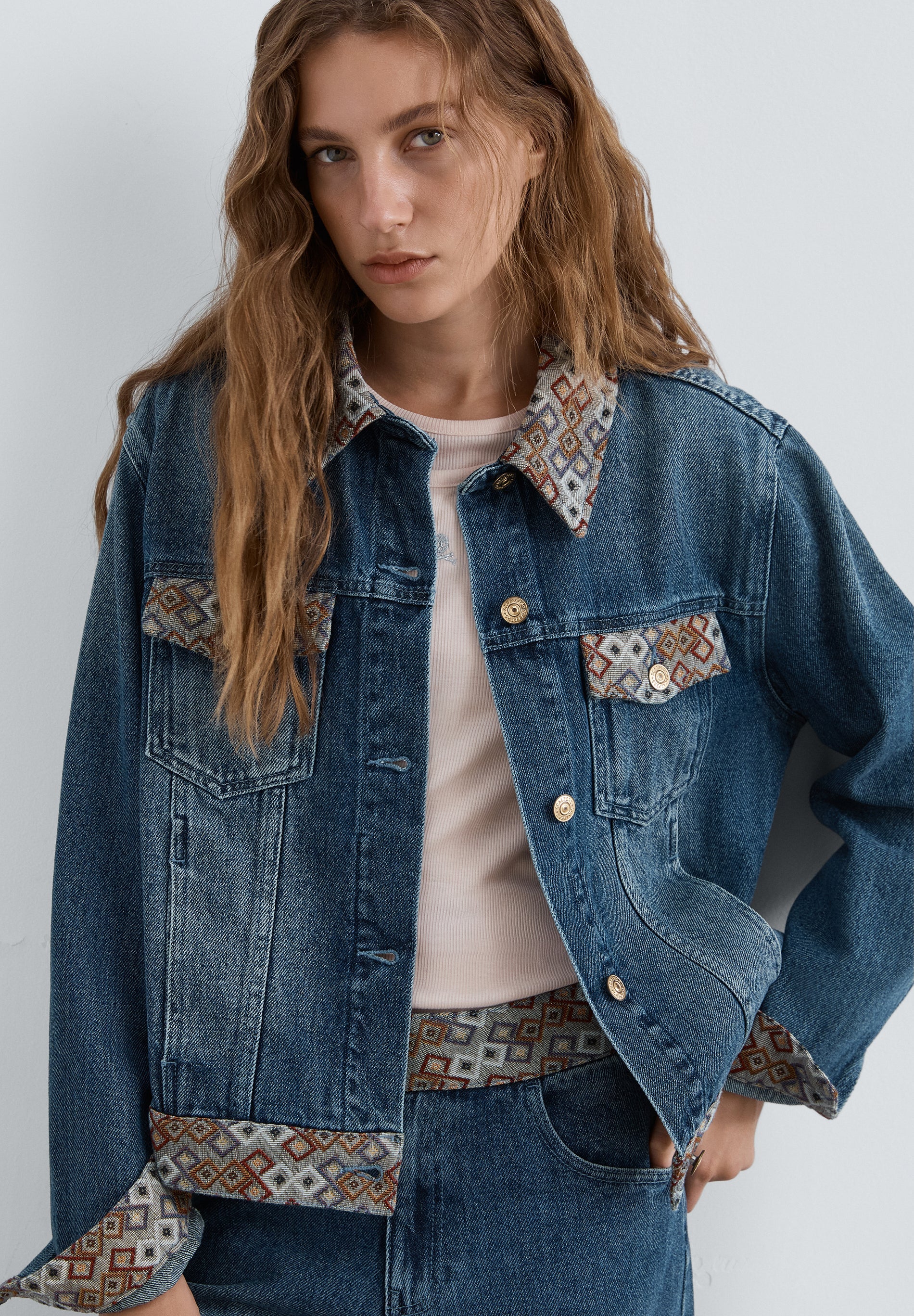 CARDIGAN DENIM COM PADRÃO ÉTNICO