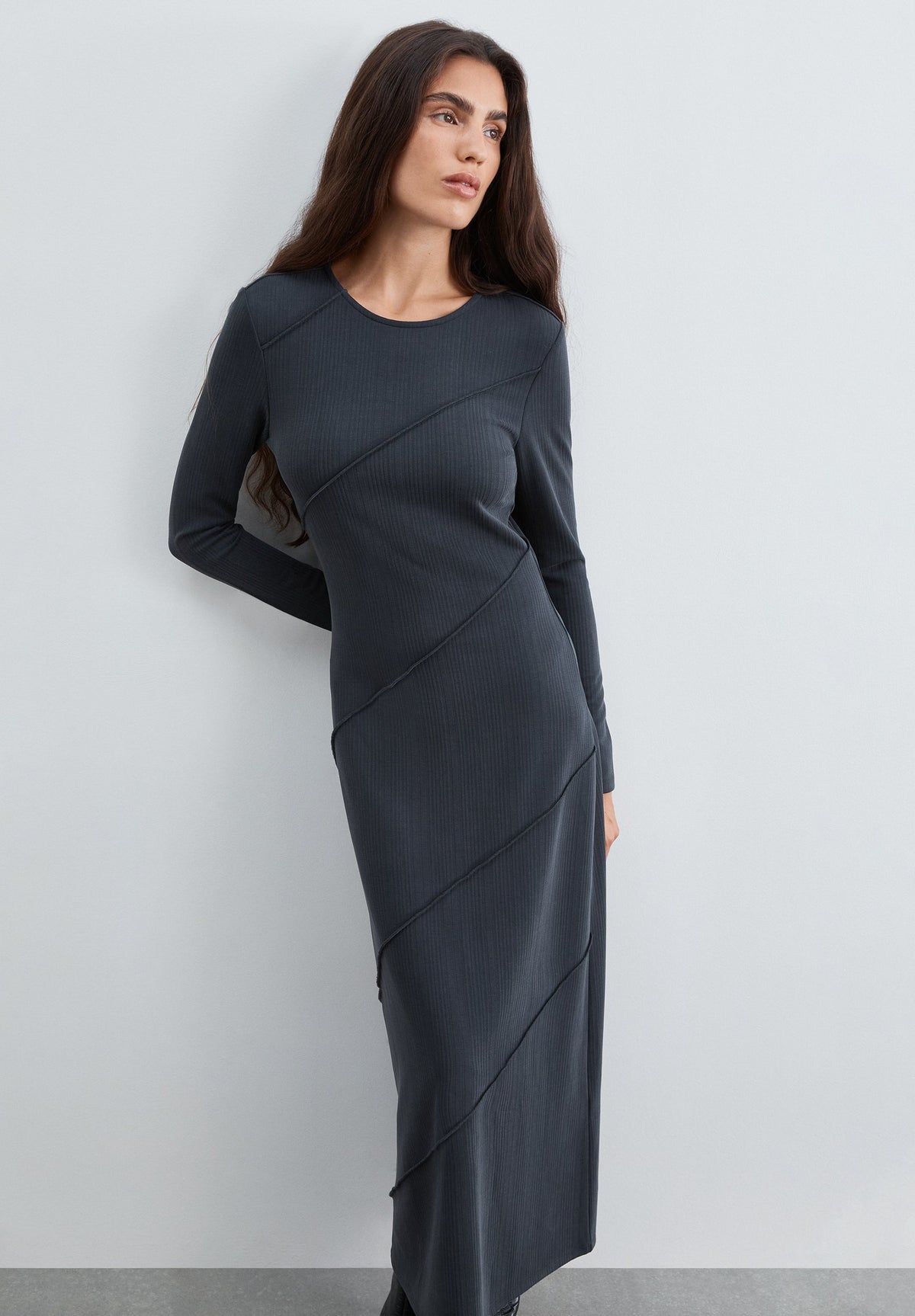 VESTIDO DE MALHA COM COSTURAS DIAGONAIS