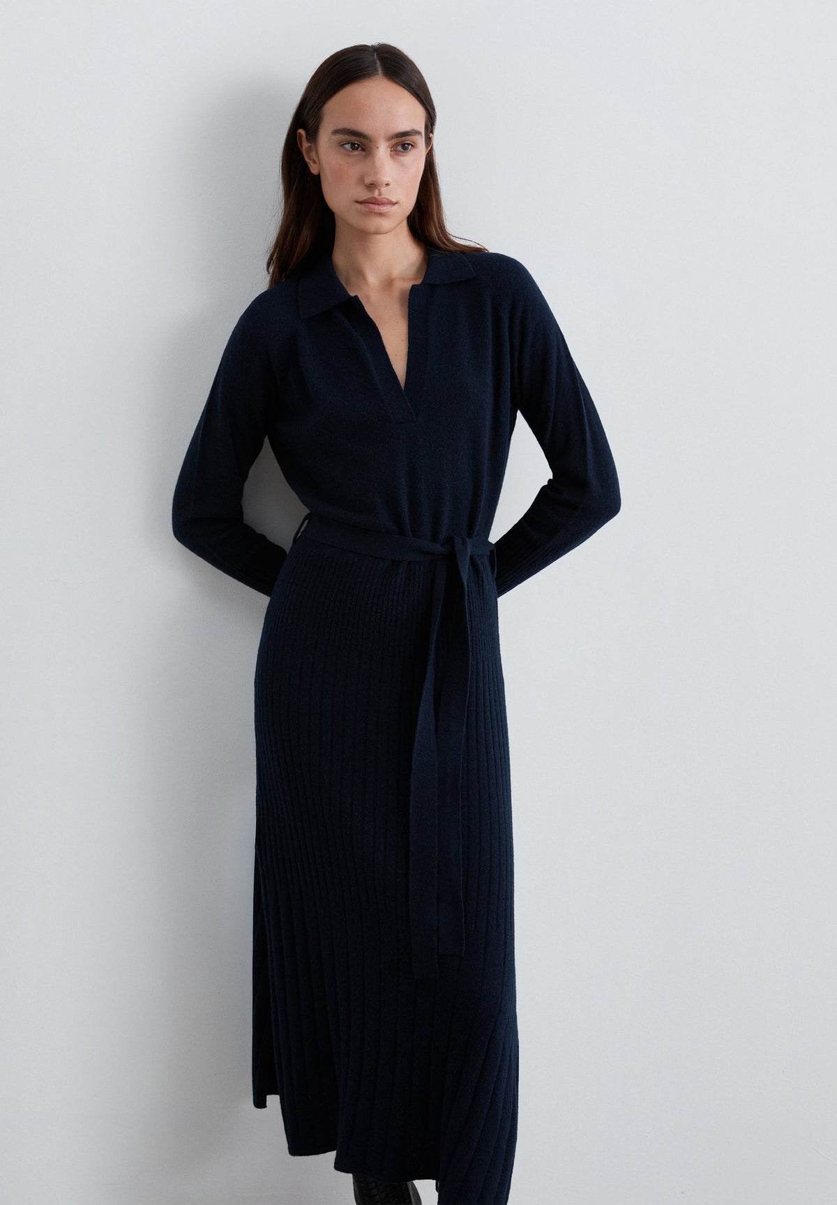 VESTIDO DE MALHA COM COLARINHO DE POLO
