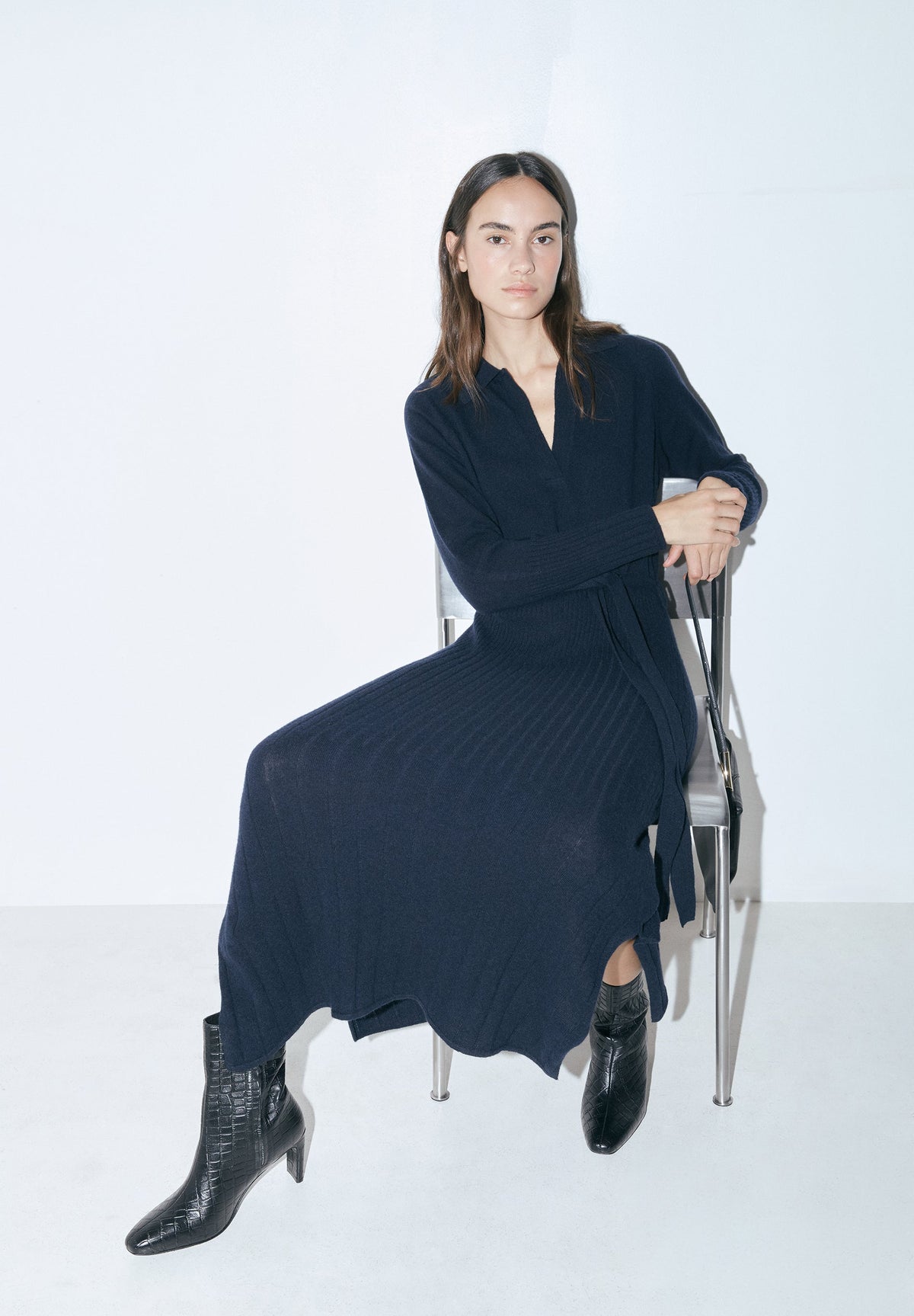VESTIDO DE MALHA COM COLARINHO DE POLO
