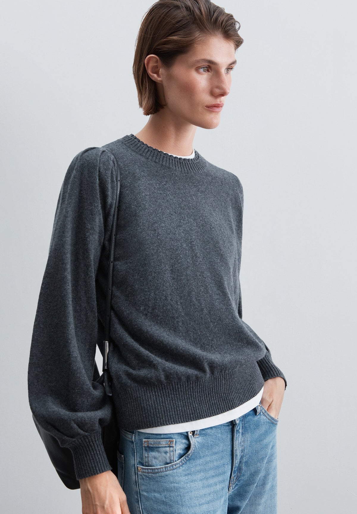 SWEATER DE LÃ COM PORMENOR NA GOLA