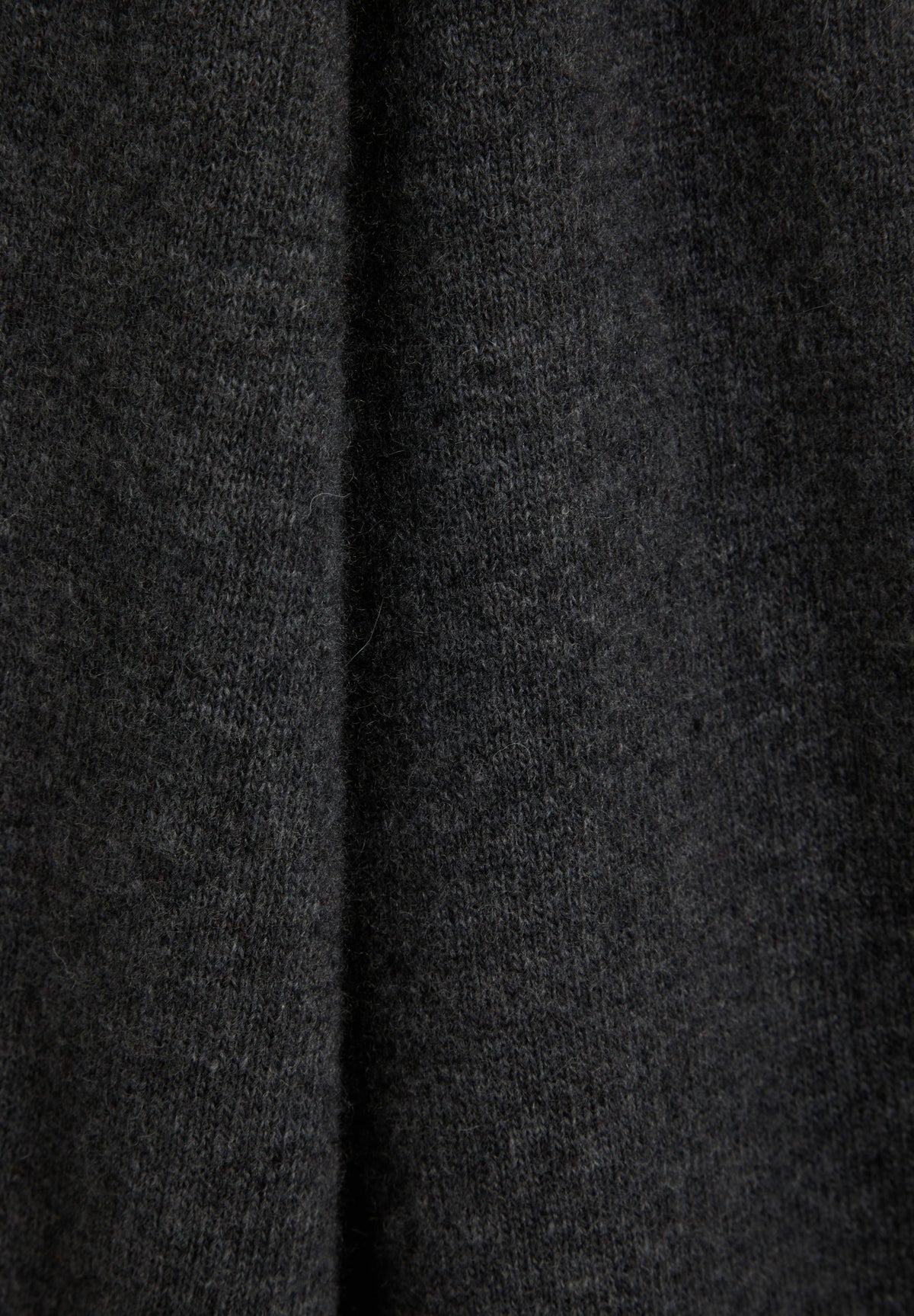 SWEATER DE LÃ COM PORMENOR NA GOLA