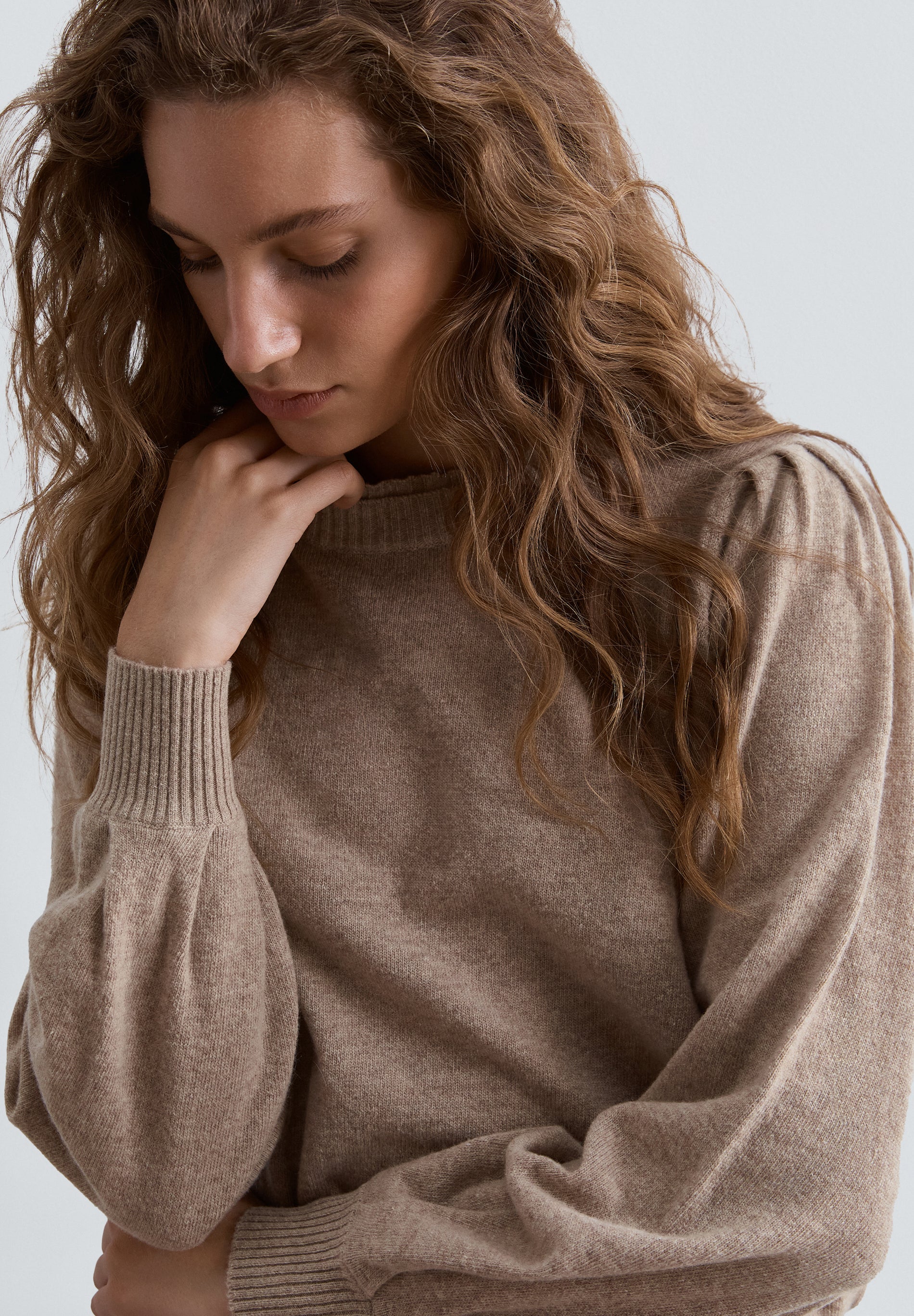 SWEATER DE LÃ COM PORMENOR NA GOLA