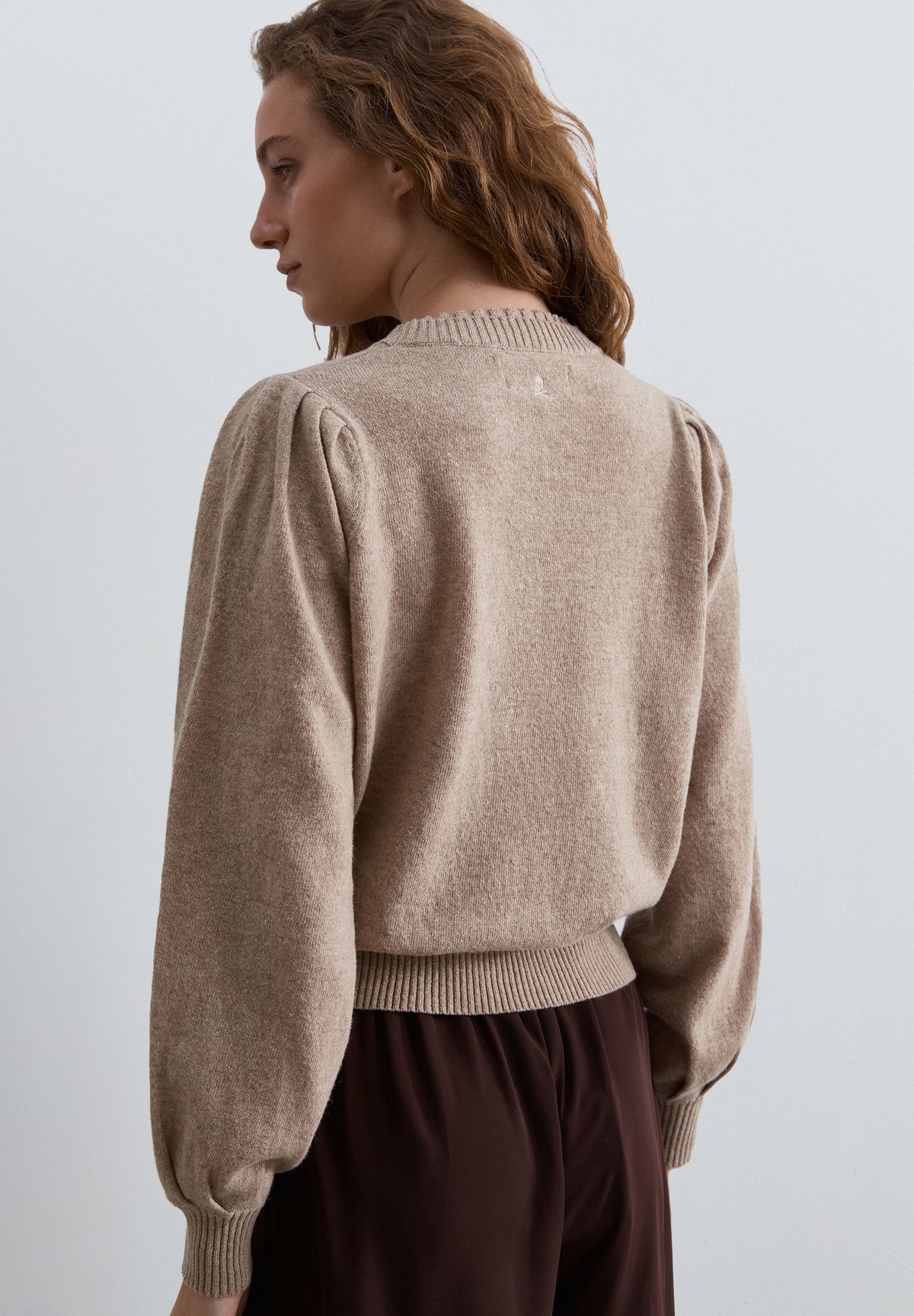 SWEATER DE LÃ COM PORMENOR NA GOLA