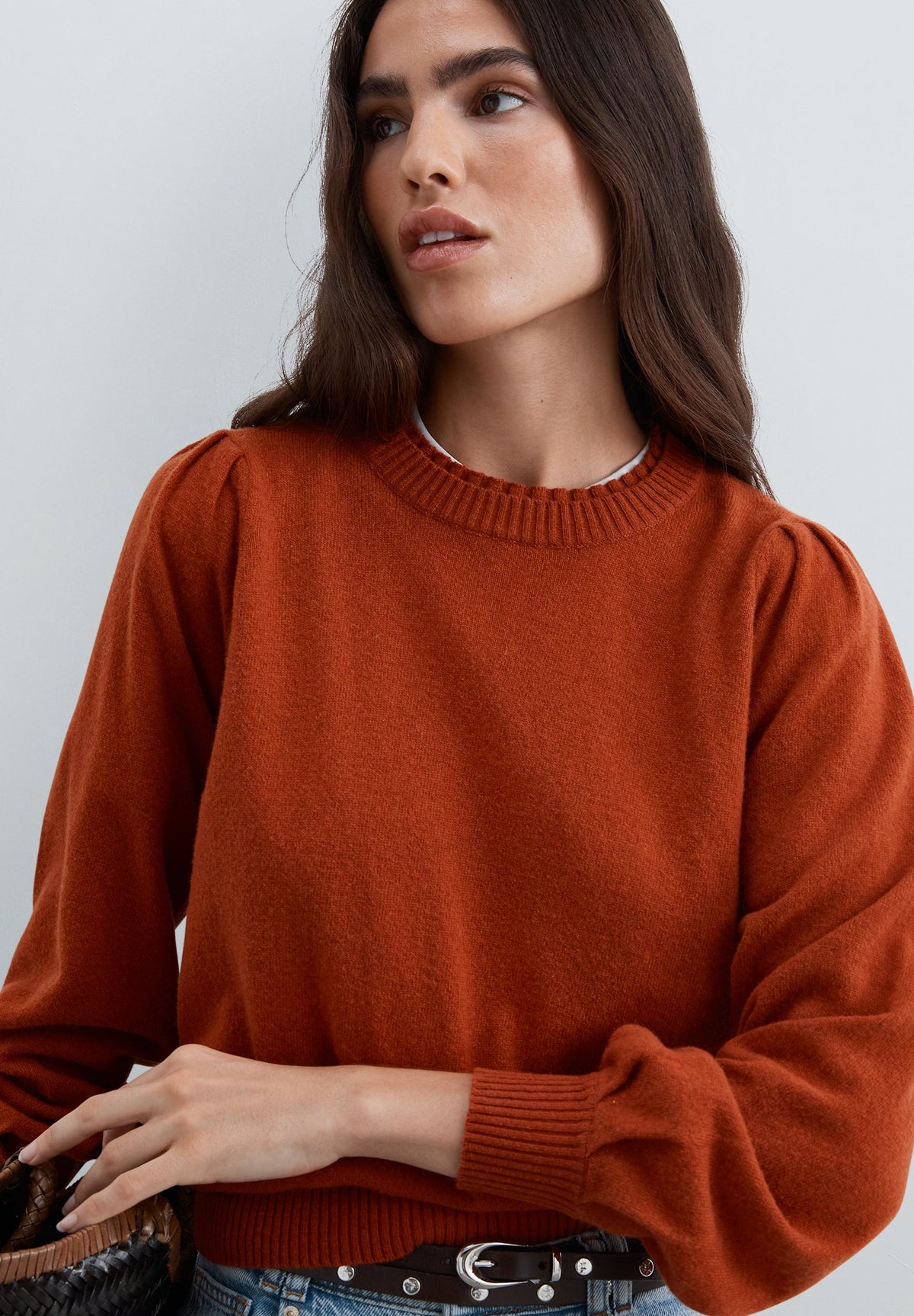 SWEATER DE LÃ COM PORMENOR NA GOLA