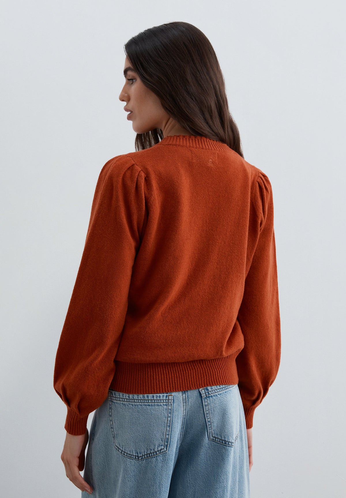 SWEATER DE LÃ COM PORMENOR NA GOLA