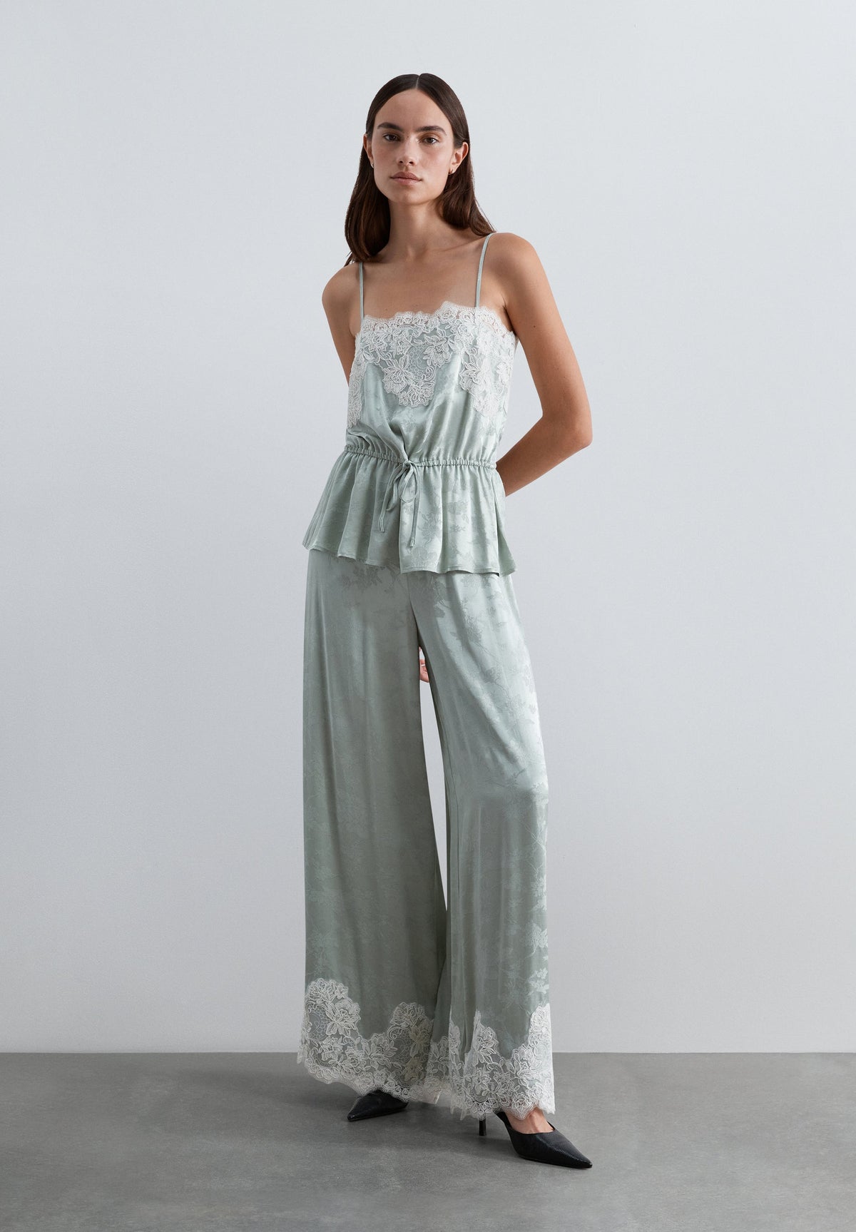 CALÇAS JACQUARD COM RENDA