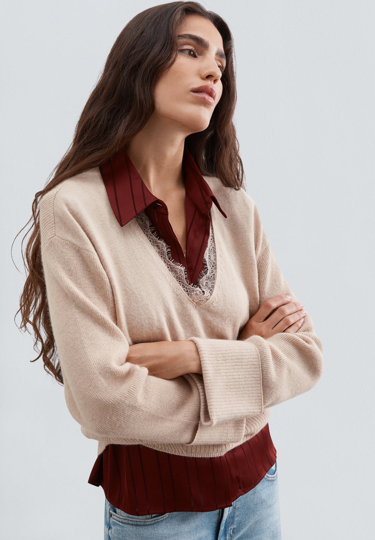 SWEATER EM V COM PORMENOR DE RENDA