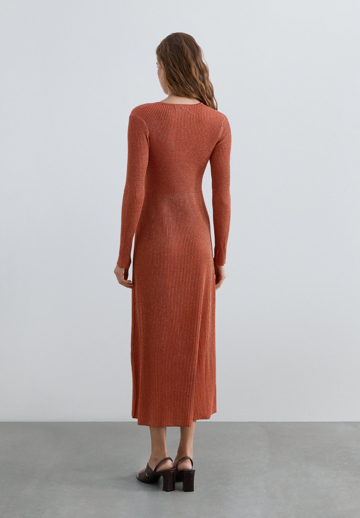 VESTIDO DE MALHA COM FIO METALIZADO