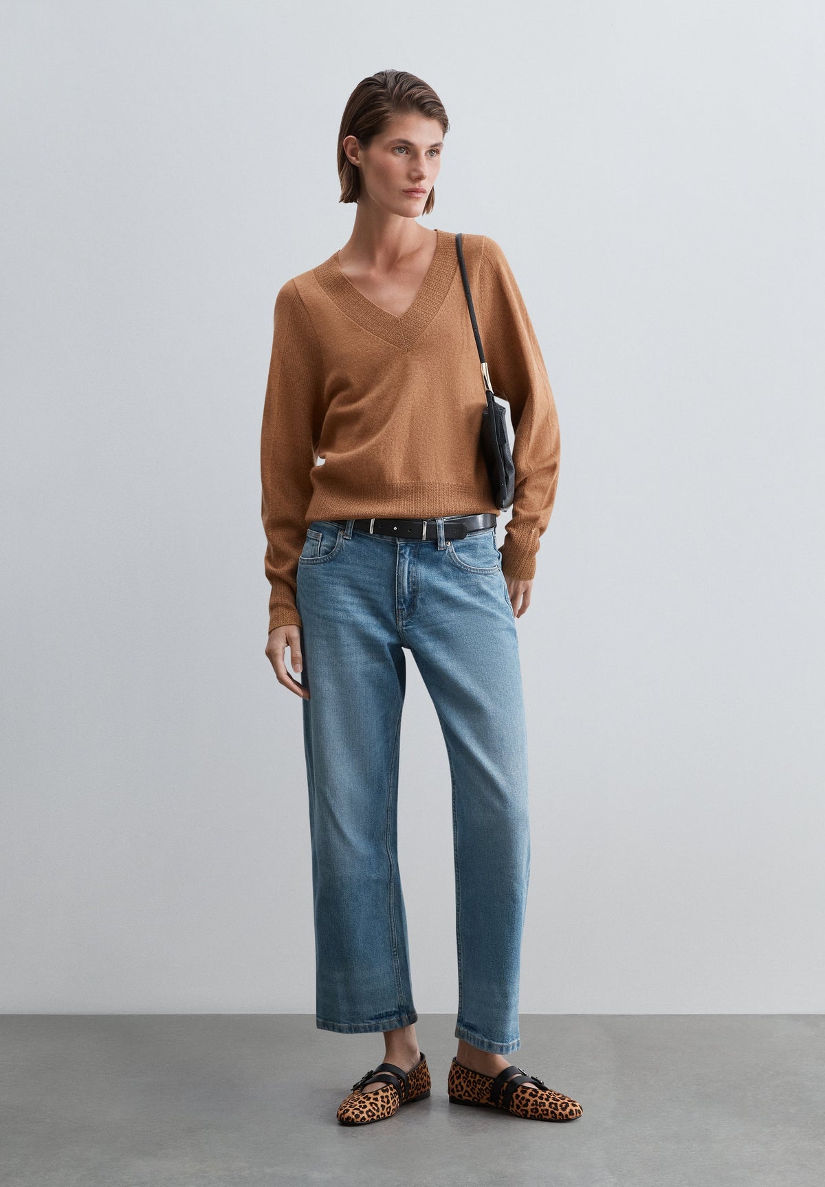 SWEATER COM DECOTE EM V CANELADA
