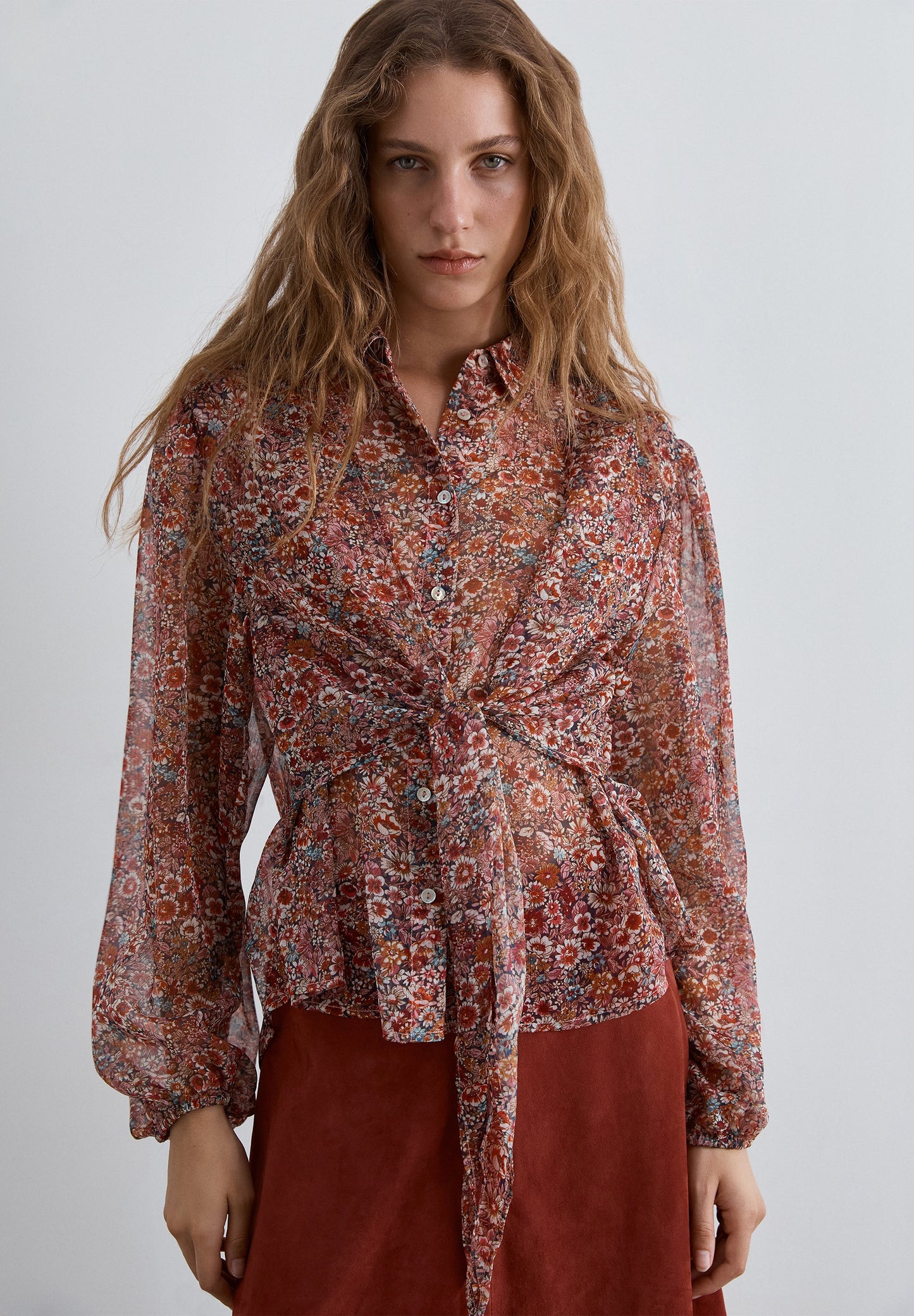CAMISA COM PADRÃO FLORAL COM LAÇO