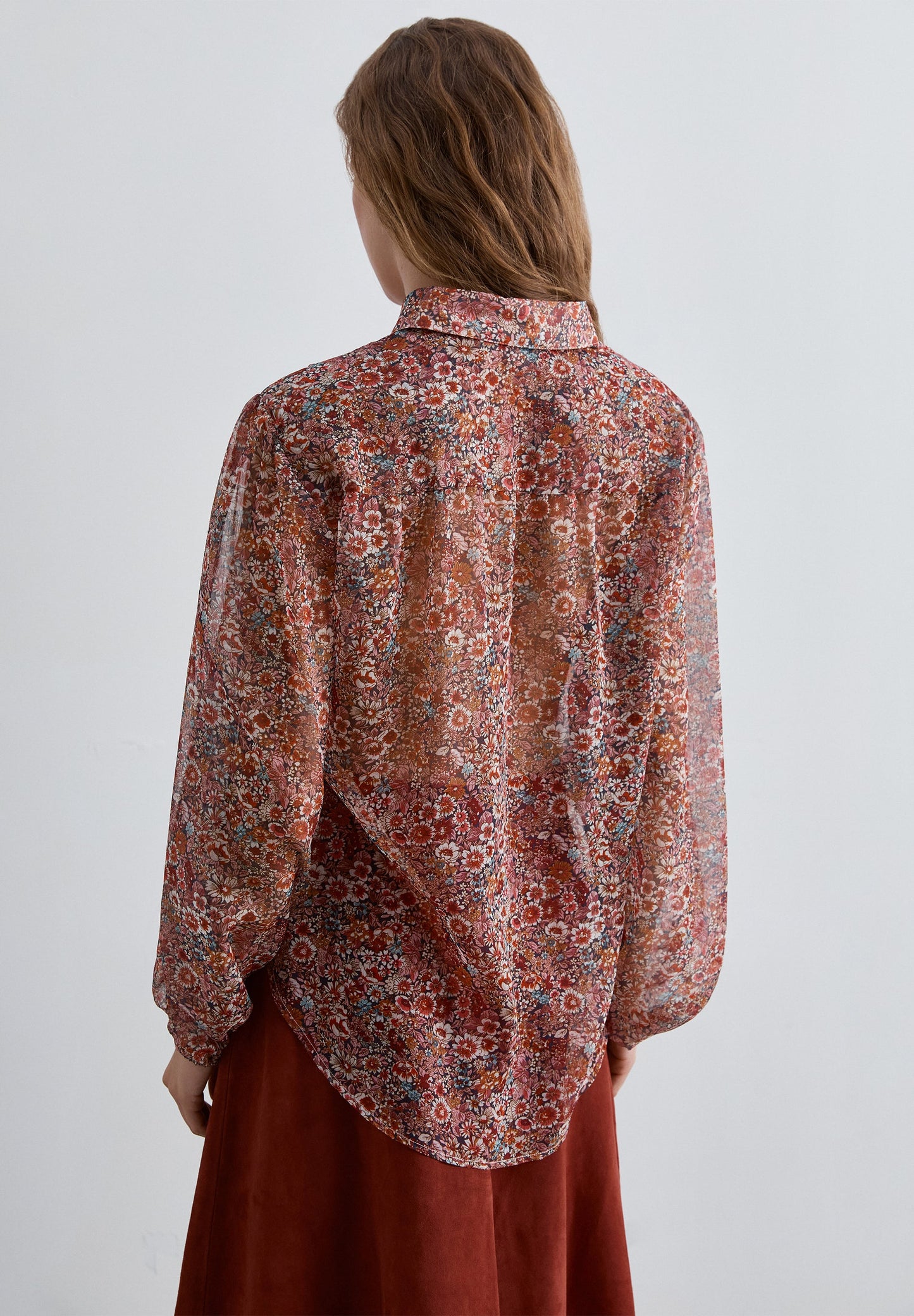 CAMISA COM PADRÃO FLORAL COM LAÇO