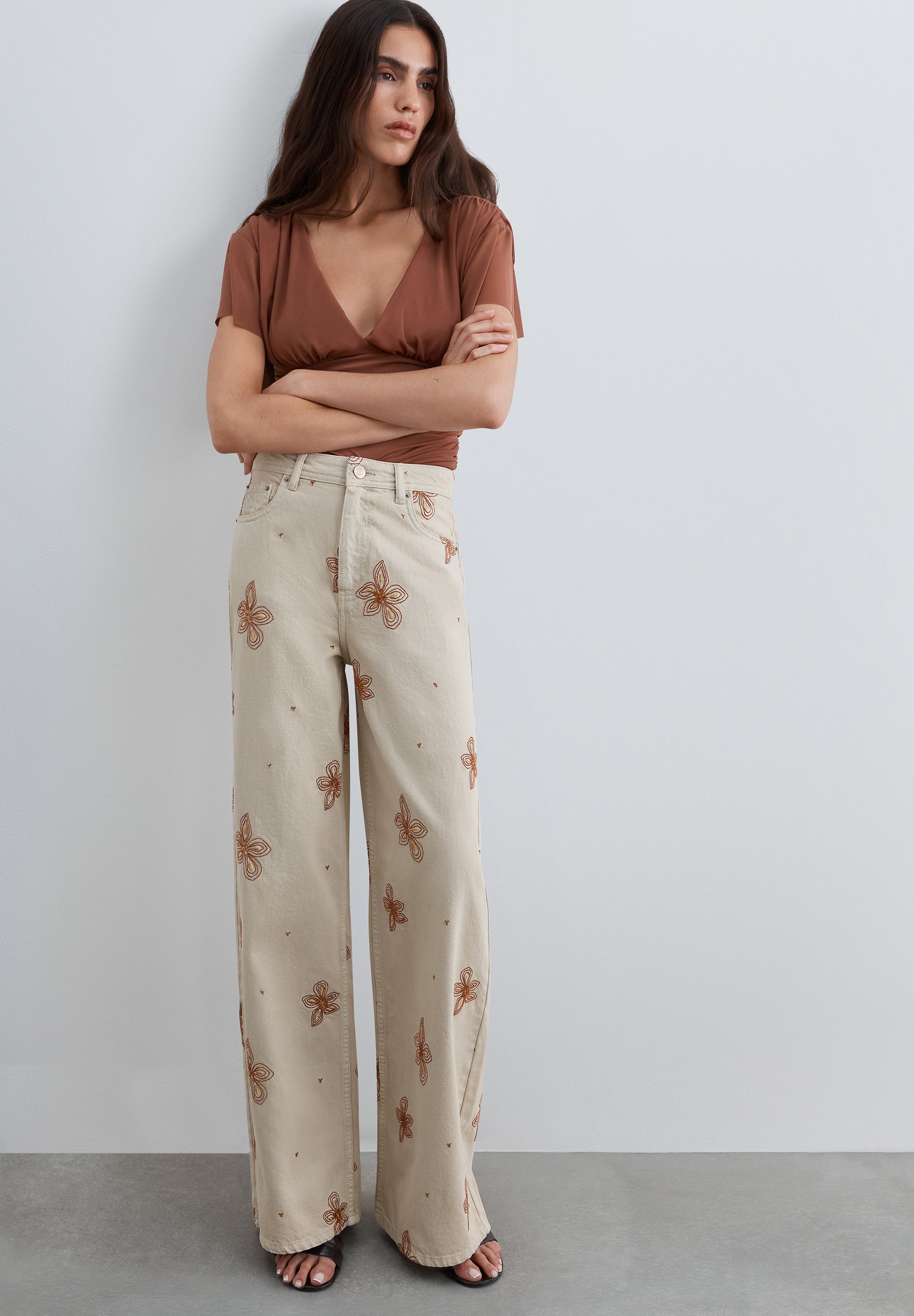 JEANS COM BORDADOS FLORAIS