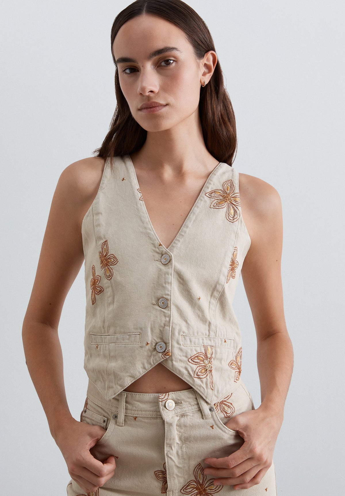 COLETE DENIM COM BORDADOS FLORAIS