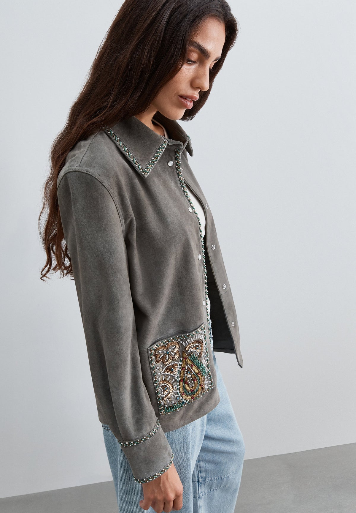 CARDIGAN DE CAMURÇA BORDADA COM CONTAS