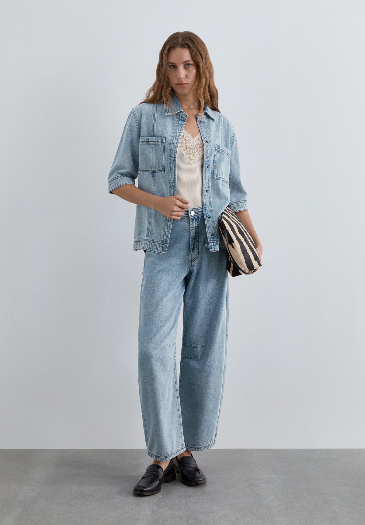 CAMISA DENIM COM BOLSOS