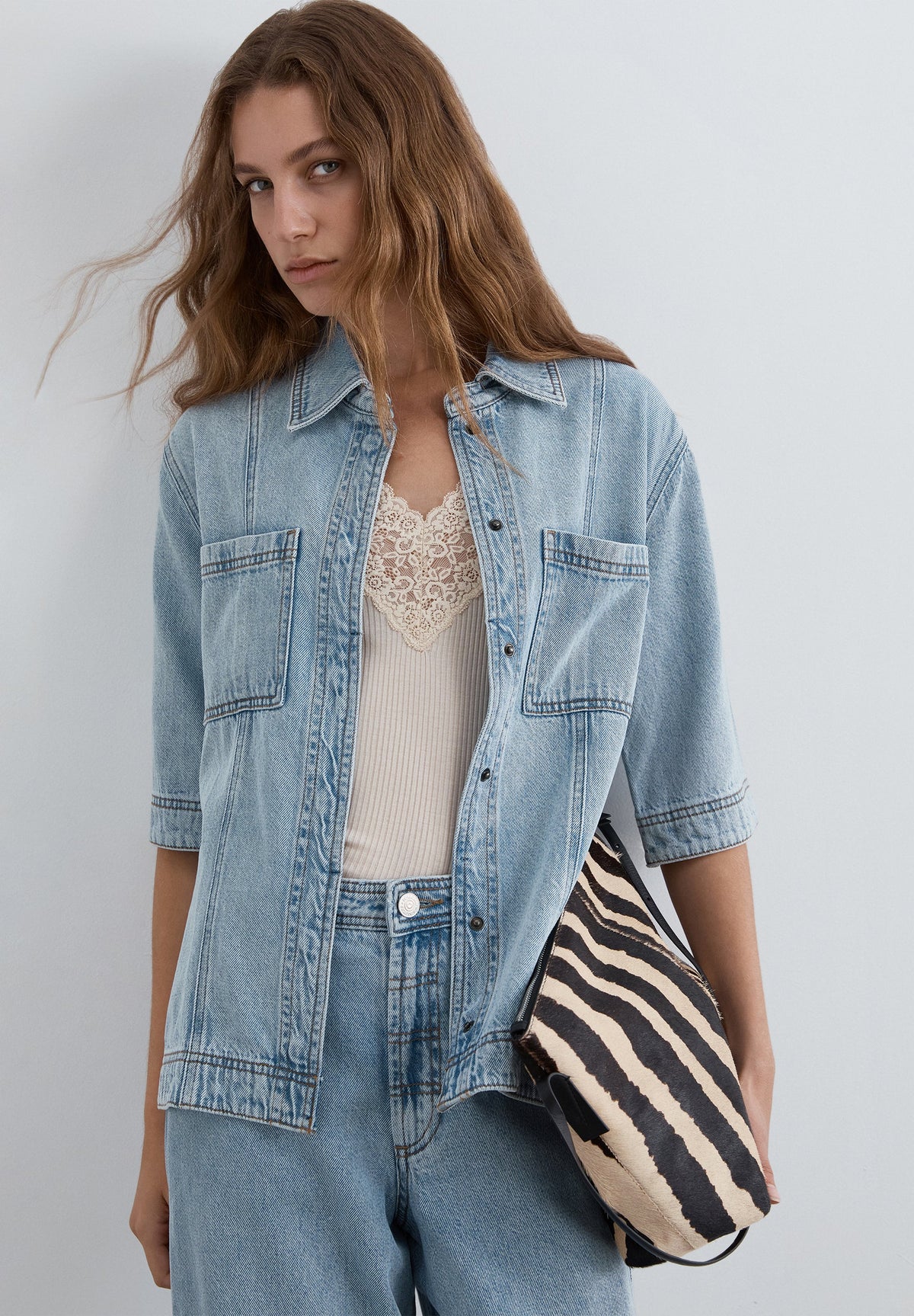 CAMISA DENIM COM BOLSOS