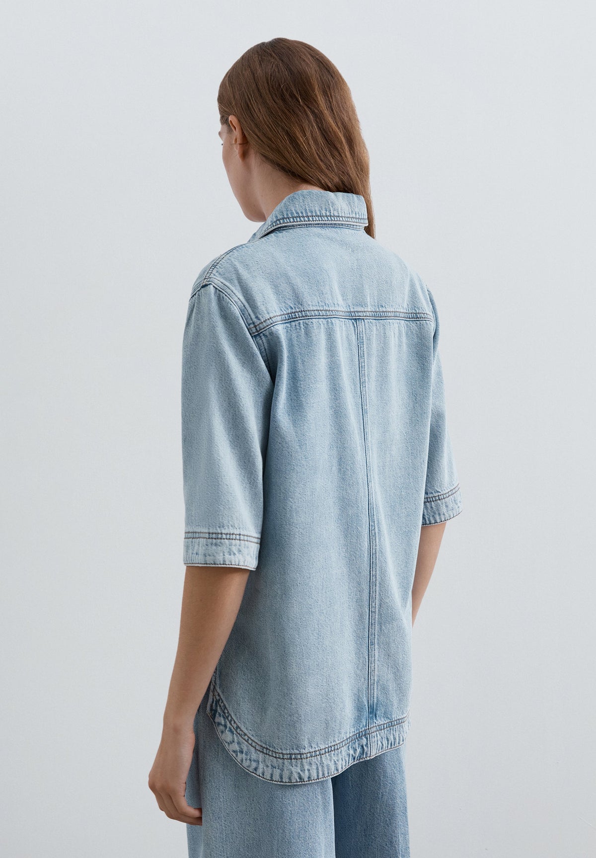 CAMISA DENIM COM BOLSOS
