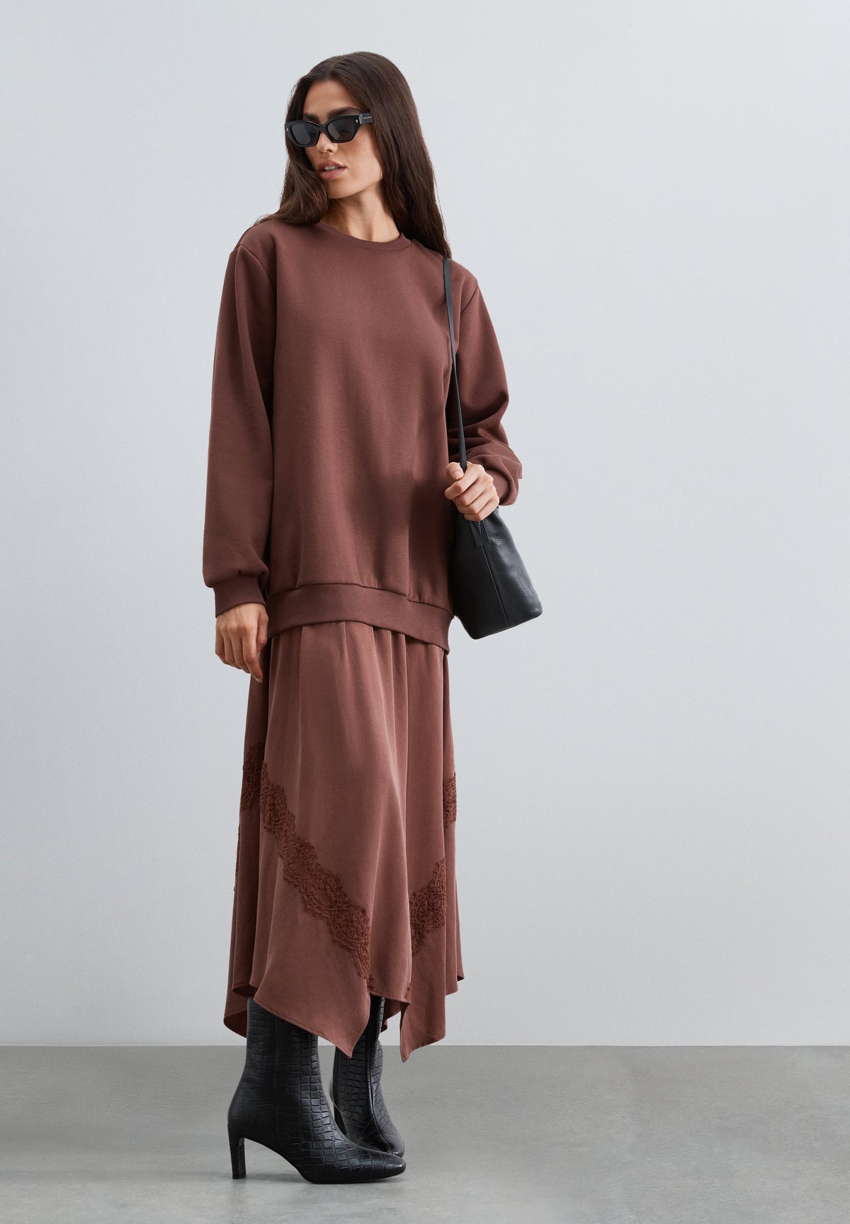 VESTIDO E SWEATSHIRT COMBINADOS
