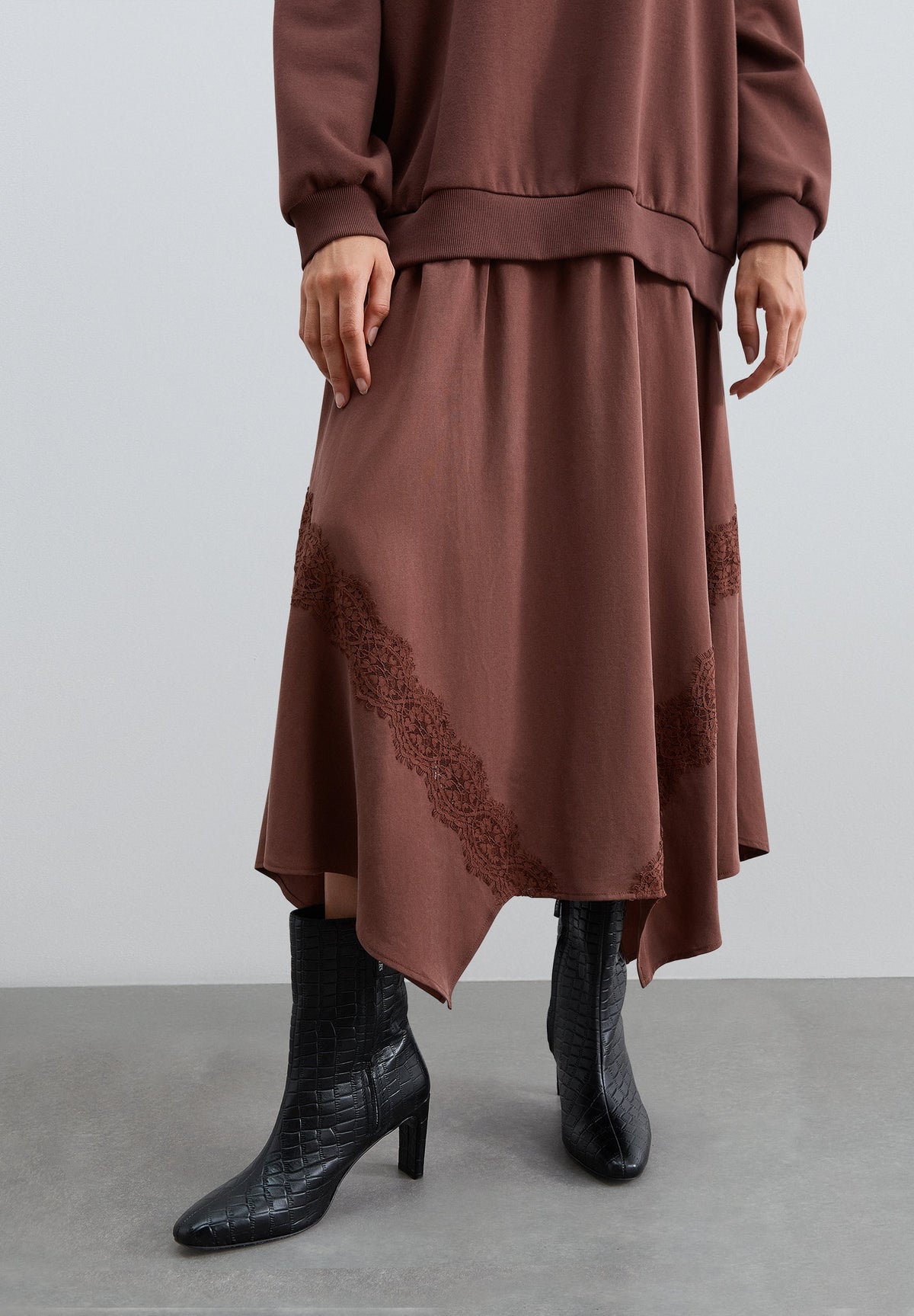 VESTIDO E SWEATSHIRT COMBINADOS