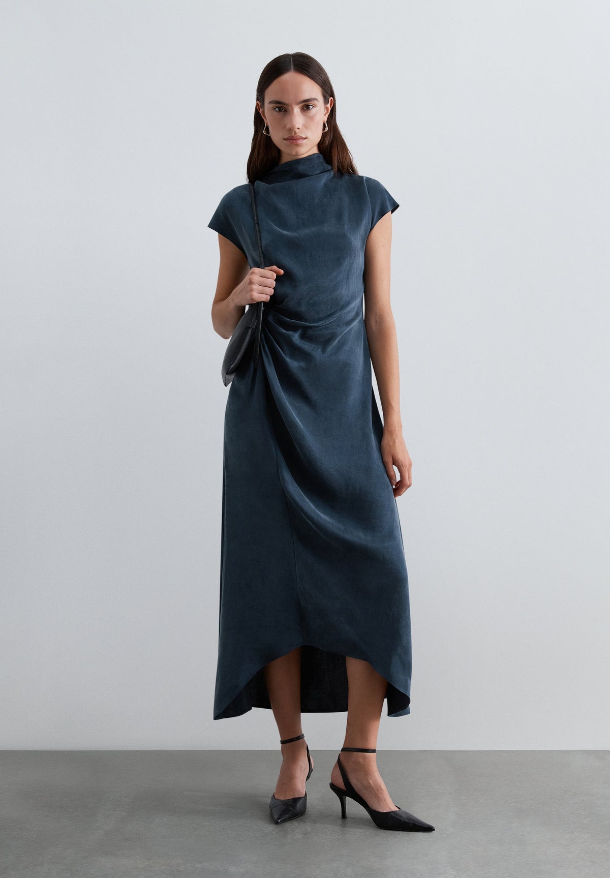 VESTIDO FLUIDO COM DRAPEADO LATERAL