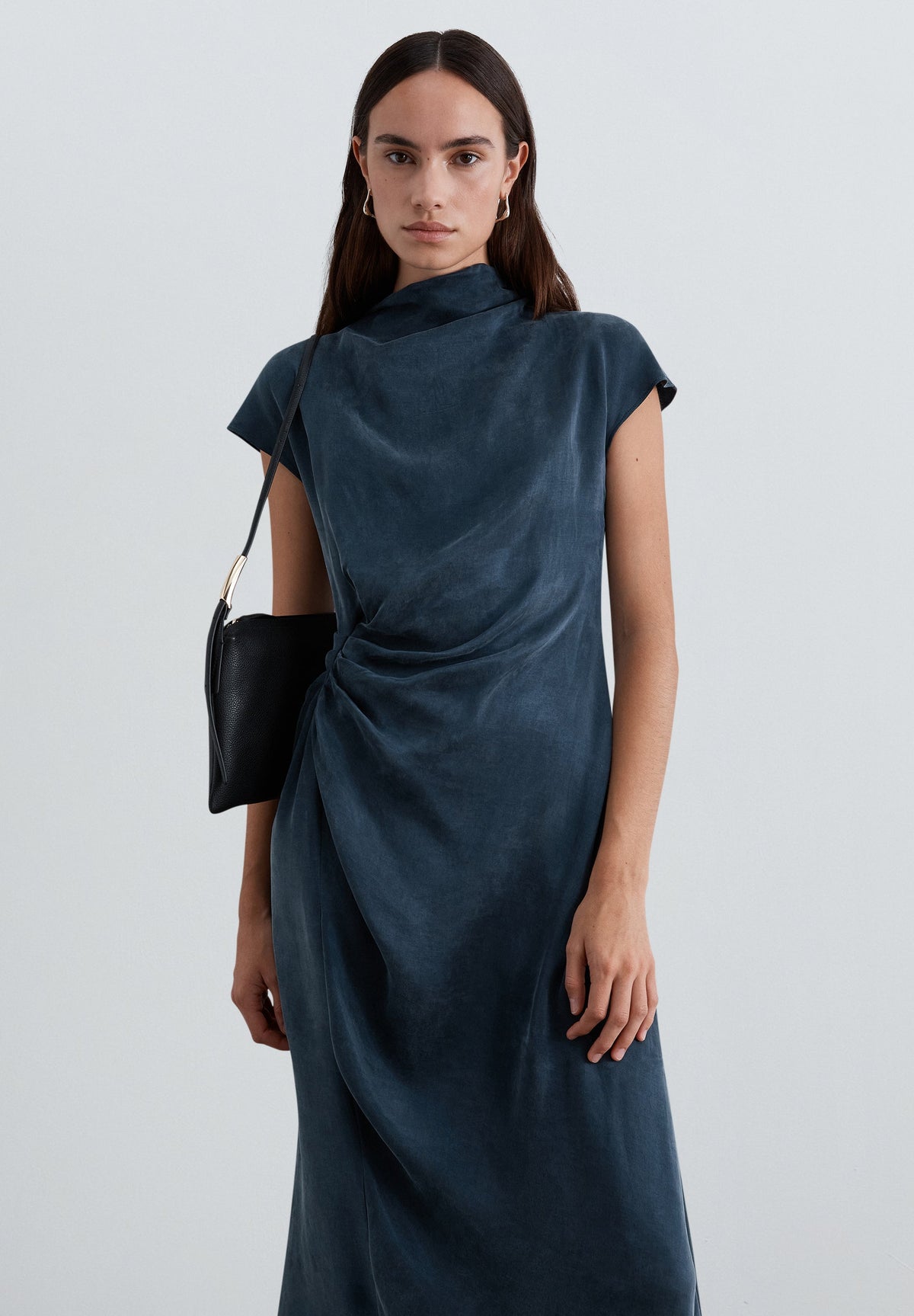 VESTIDO FLUIDO COM DRAPEADO LATERAL