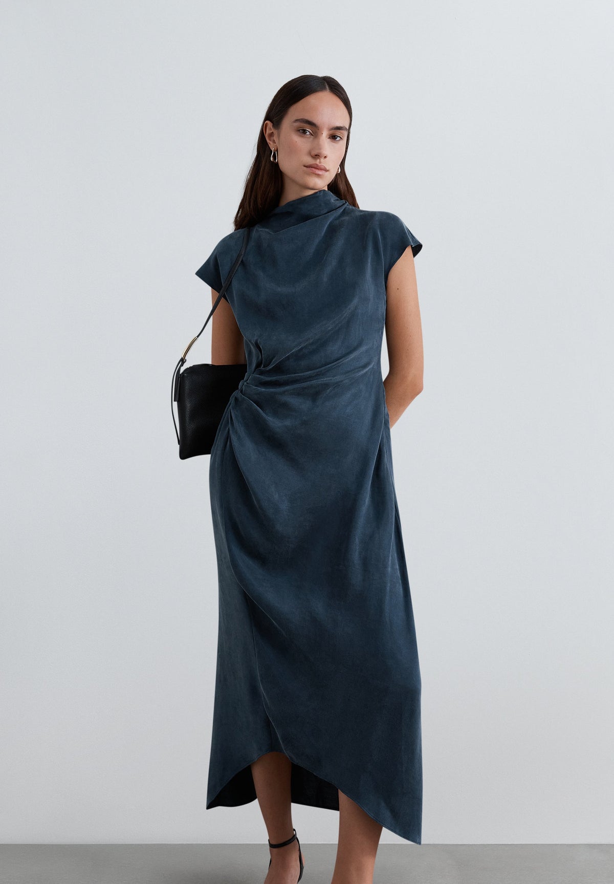 VESTIDO FLUIDO COM DRAPEADO LATERAL