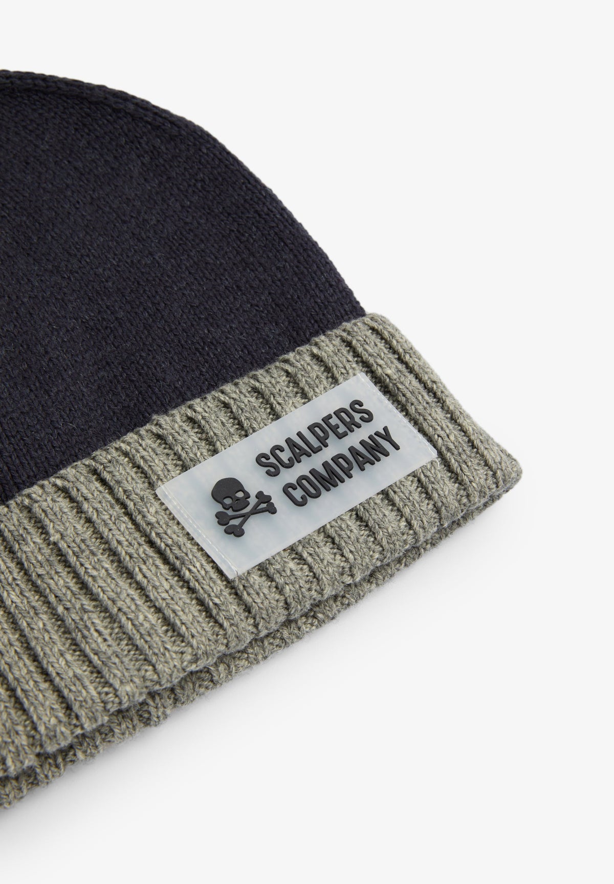 GORRO DE MALHA EM CONTRASTE