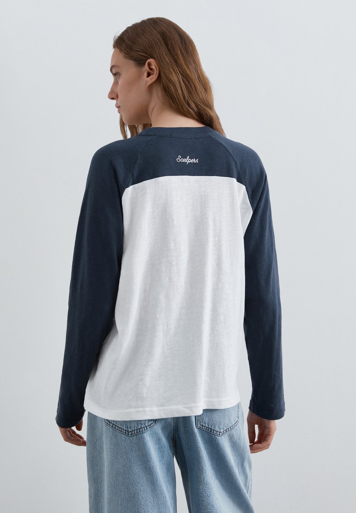T-SHIRT COM PADRÃO E MANGAS EM CONTRASTE